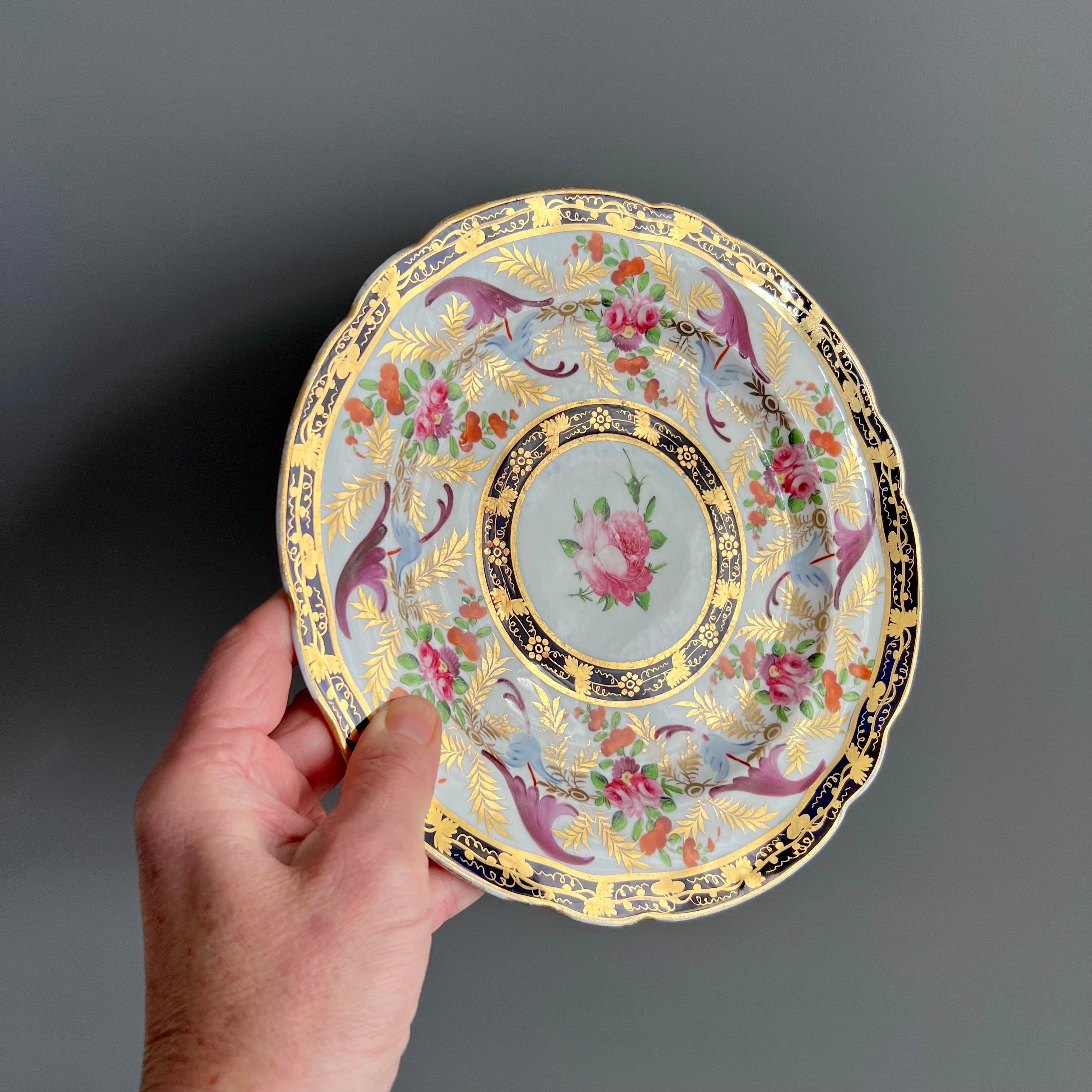 Plato de Coalport, diseño neoclásico azul cobalto, dorado y flores, 1815-1820 (2) Neoclásico en venta