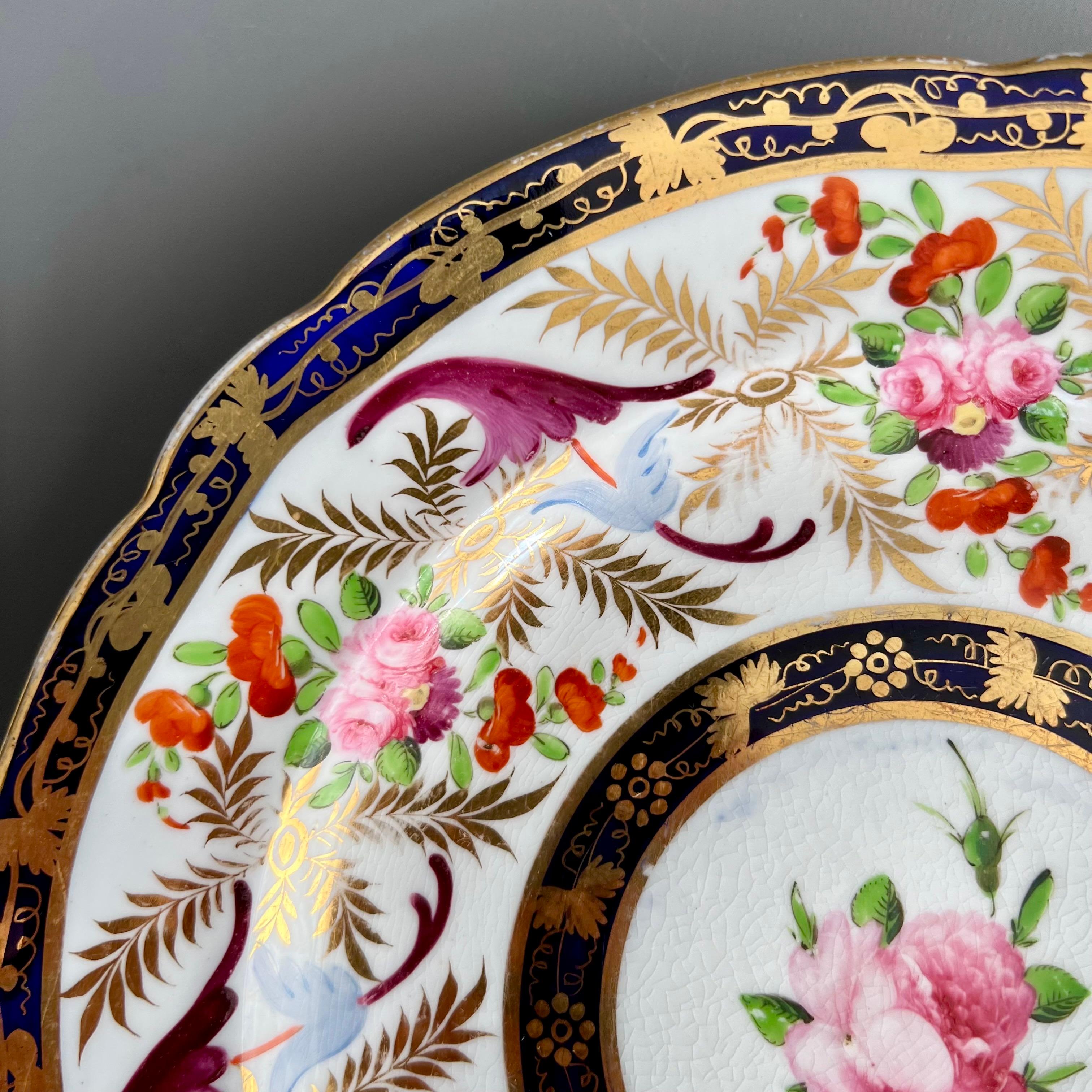 Plato de Coalport, diseño neoclásico azul cobalto, dorado y flores, 1815-1820 (2) Inglés en venta
