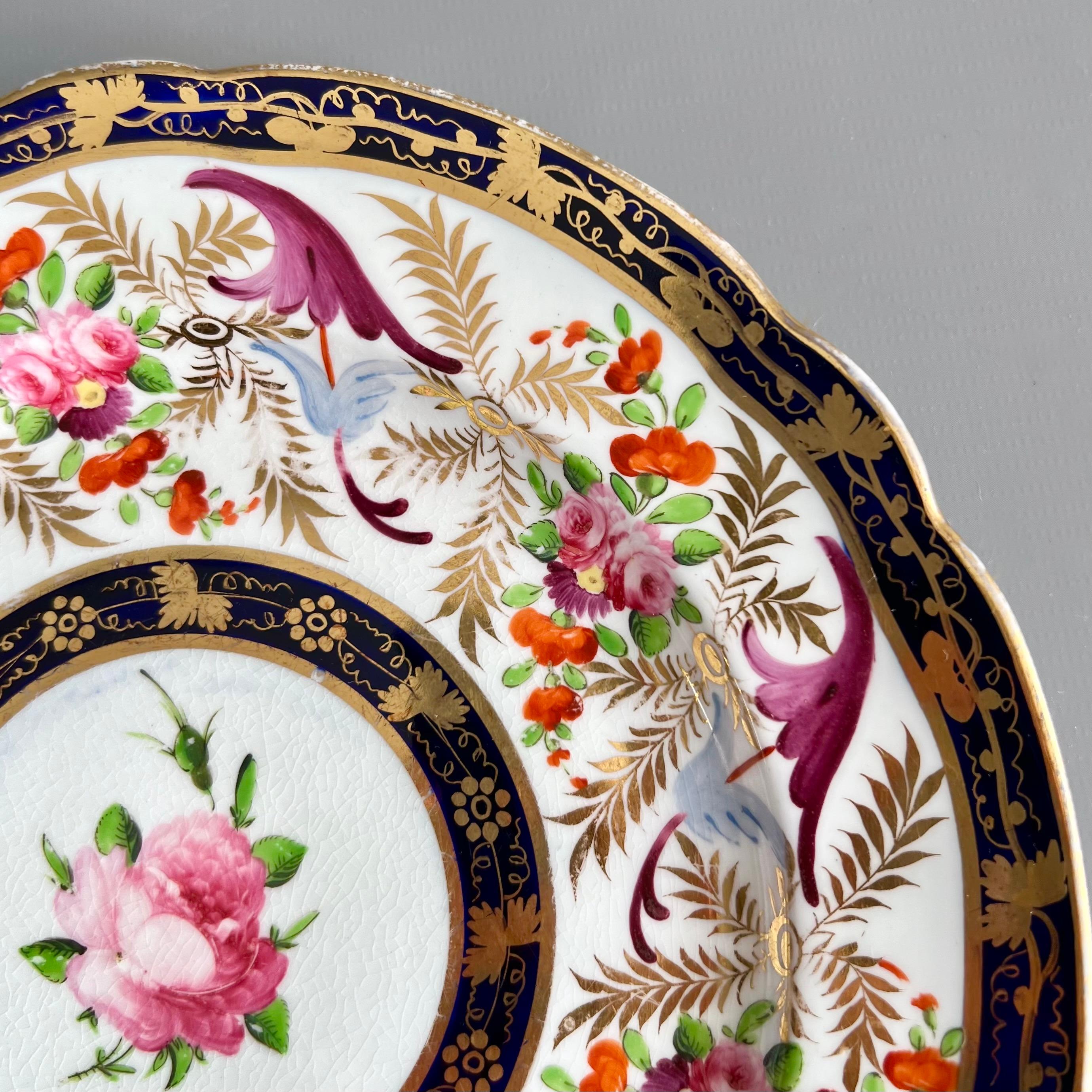 Plato de Coalport, diseño neoclásico azul cobalto, dorado y flores, 1815-1820 (2) Pintado a mano en venta