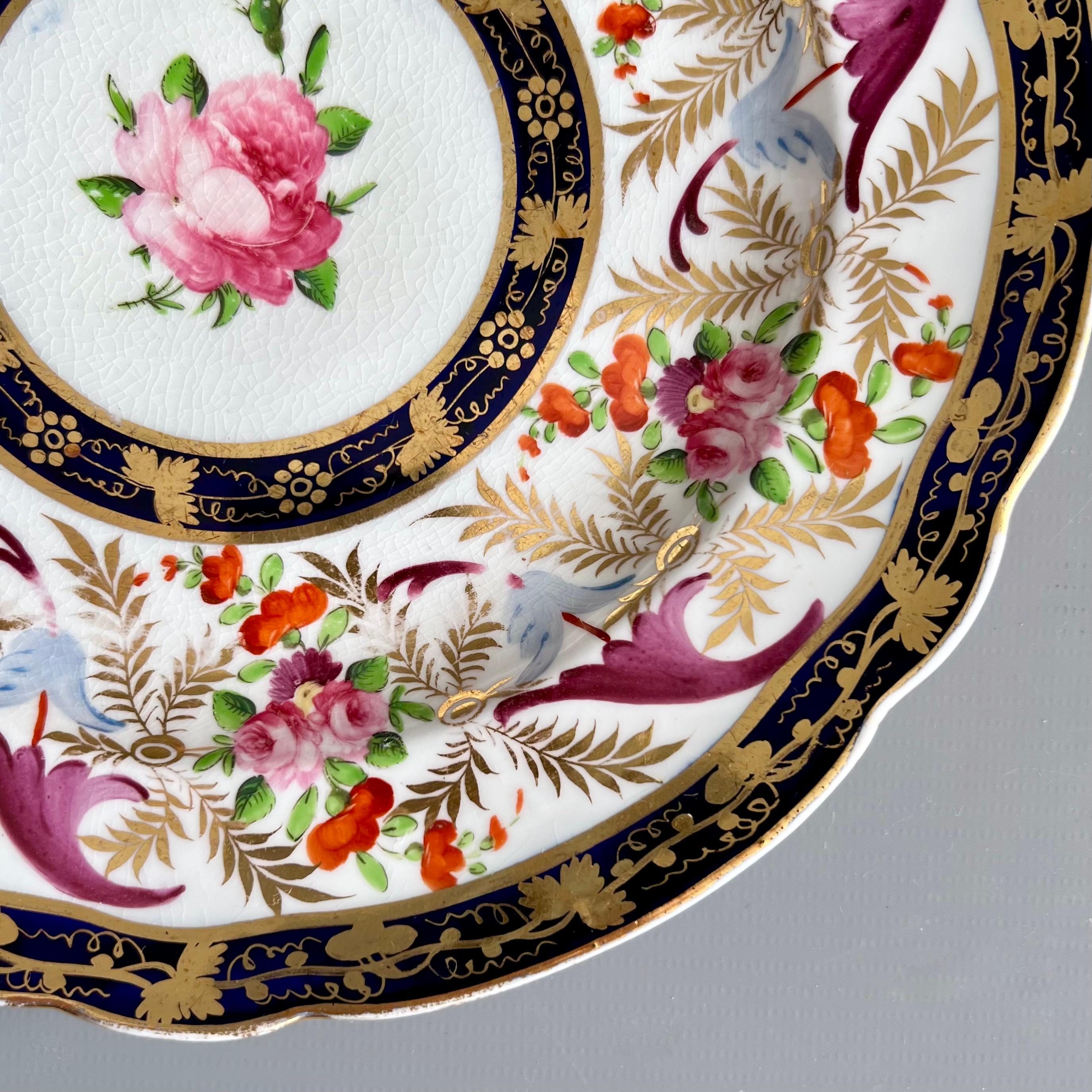 Plato de Coalport, diseño neoclásico azul cobalto, dorado y flores, 1815-1820 (2) Porcelana en venta