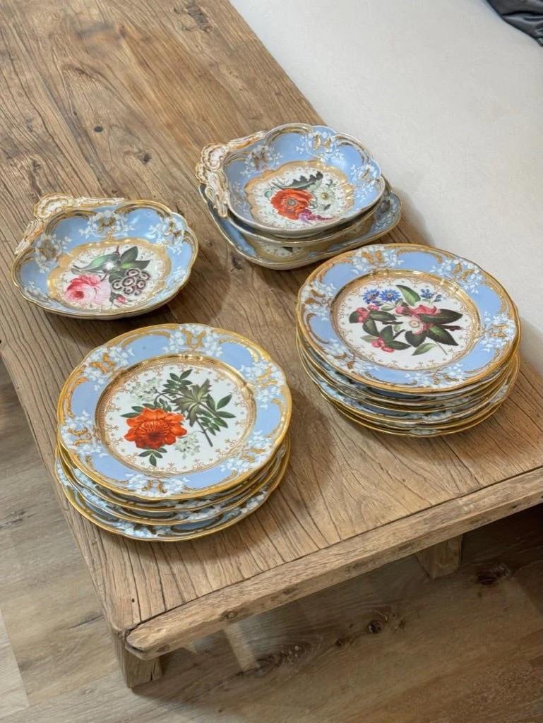 Platos Coalport, Piezas para servir, Pintura floral excepcional, Porcelana de feldespato Inglés en venta