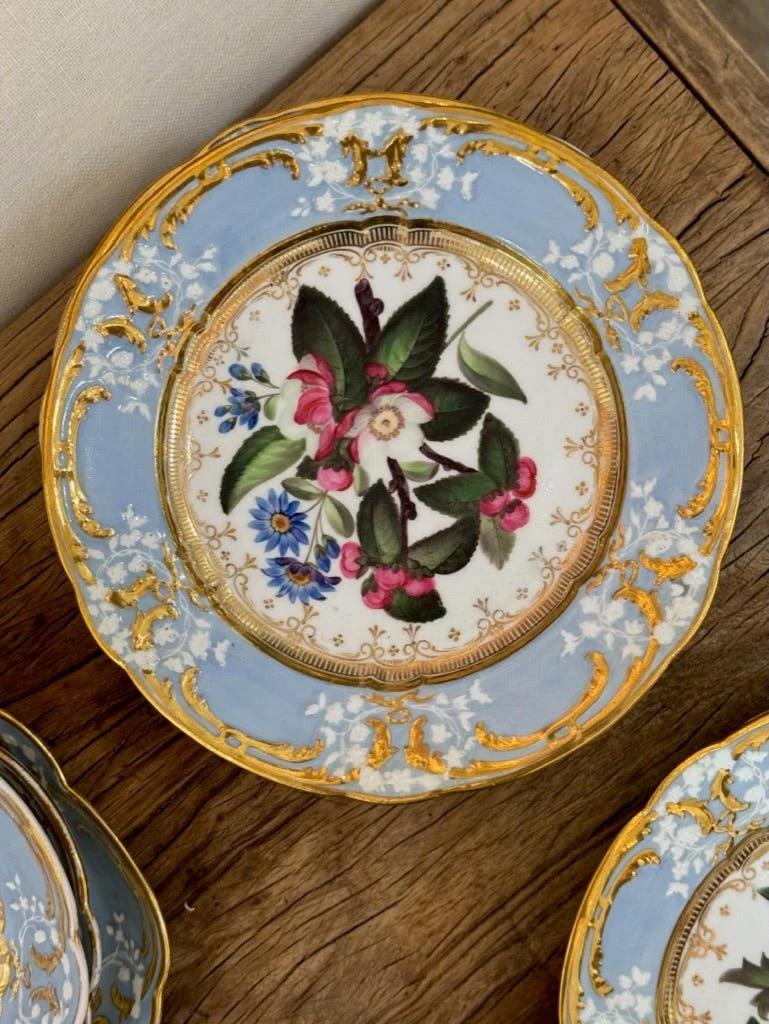Platos Coalport, Piezas para servir, Pintura floral excepcional, Porcelana de feldespato siglo XIX en venta