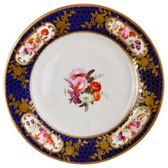 Assiette en porcelaine Coalport:: bleu cobalt:: dorée et fleurs:: Régence:: vers 1815