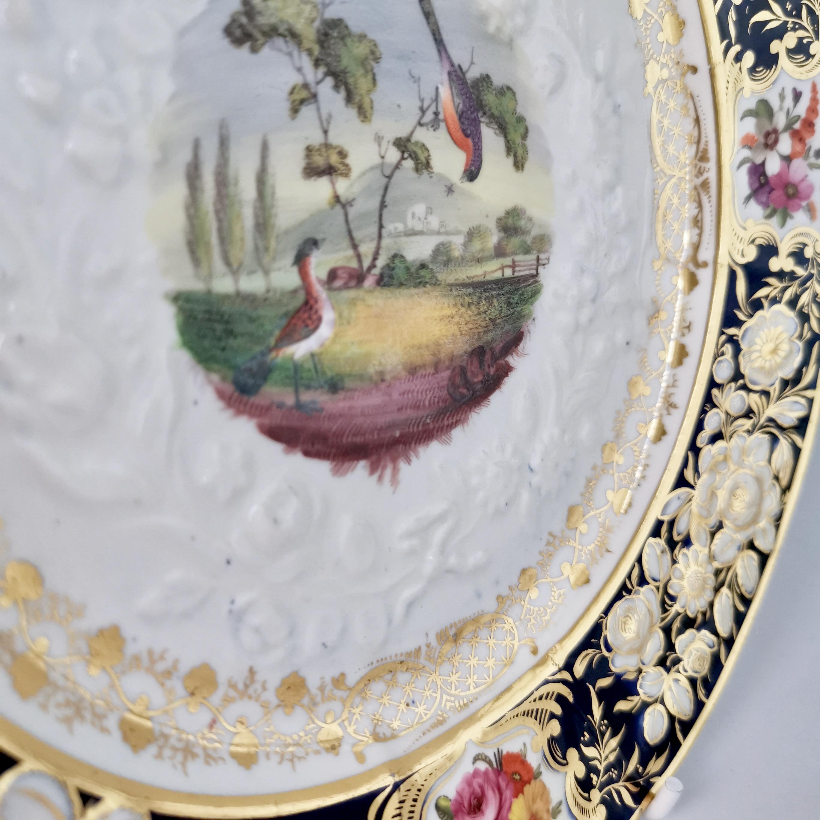 Assiette en porcelaine de Coalport, nouveau relief embossé et moulé avec des oiseaux, Régence vers 1815 en vente 3
