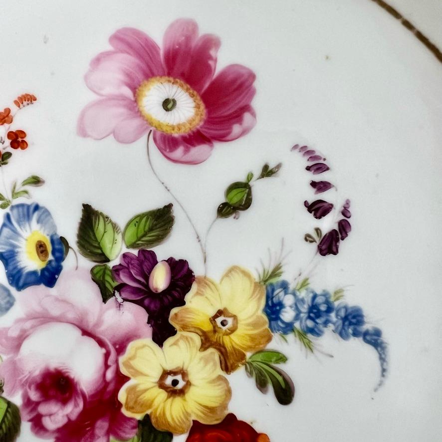 Peint à la main Assiette en porcelaine de Coalport, blanche avec des fleurs peintes à la main, Régence vers 1820 en vente