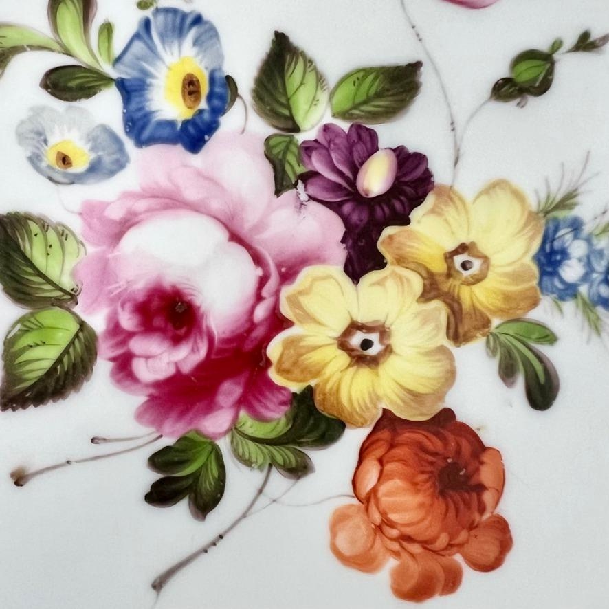 Assiette en porcelaine de Coalport, blanche avec des fleurs peintes à la main, Régence vers 1820 Bon état - En vente à London, GB