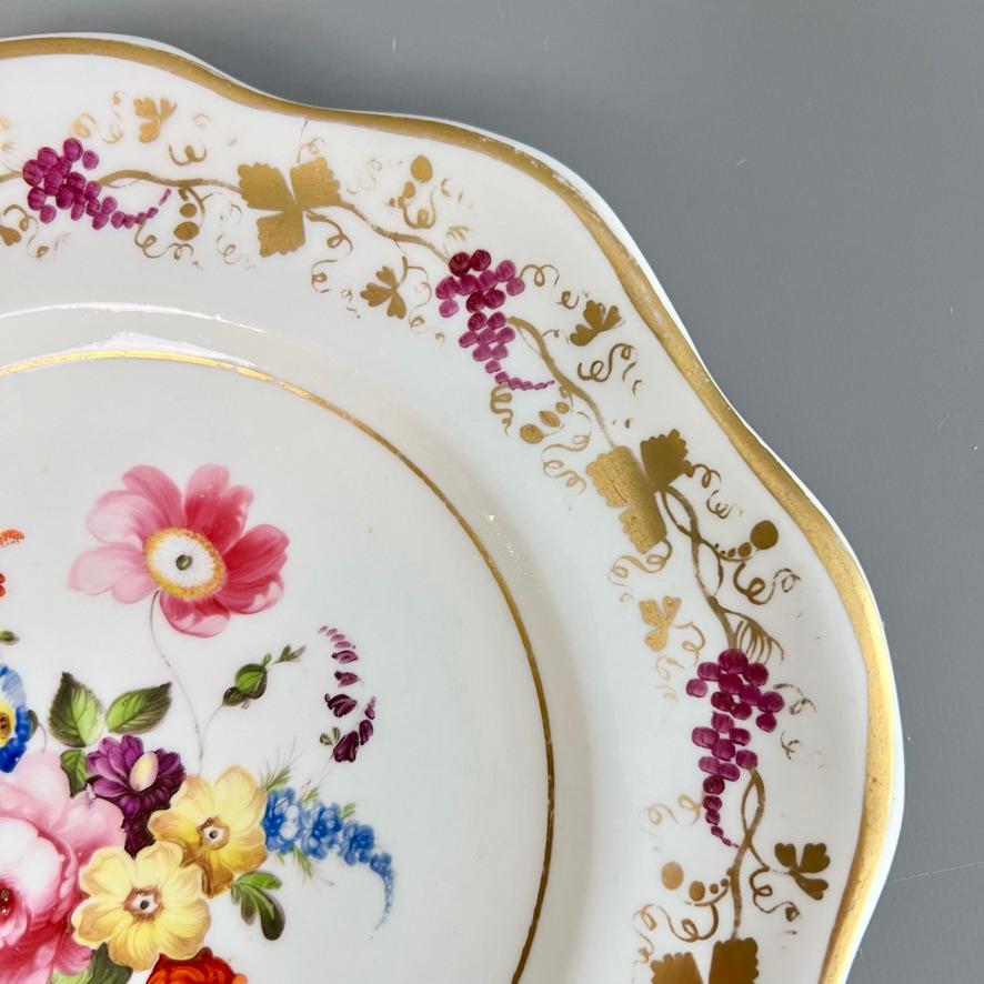 Début du XIXe siècle Assiette en porcelaine de Coalport, blanche avec des fleurs peintes à la main, Régence vers 1820 en vente