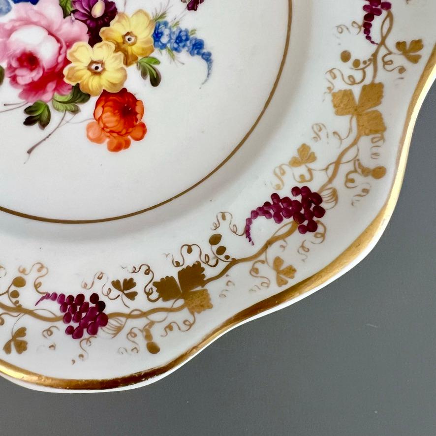 Porcelaine Assiette en porcelaine de Coalport, blanche avec des fleurs peintes à la main, Régence vers 1820 en vente