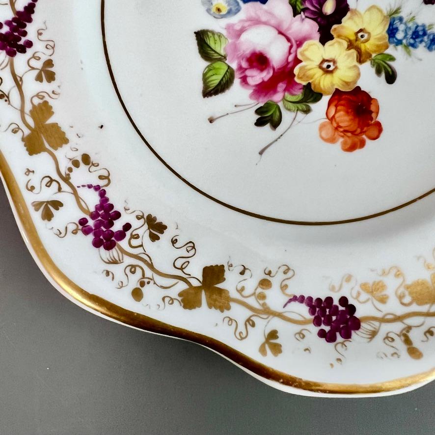 Assiette en porcelaine de Coalport, blanche avec des fleurs peintes à la main, Régence vers 1820 en vente 1
