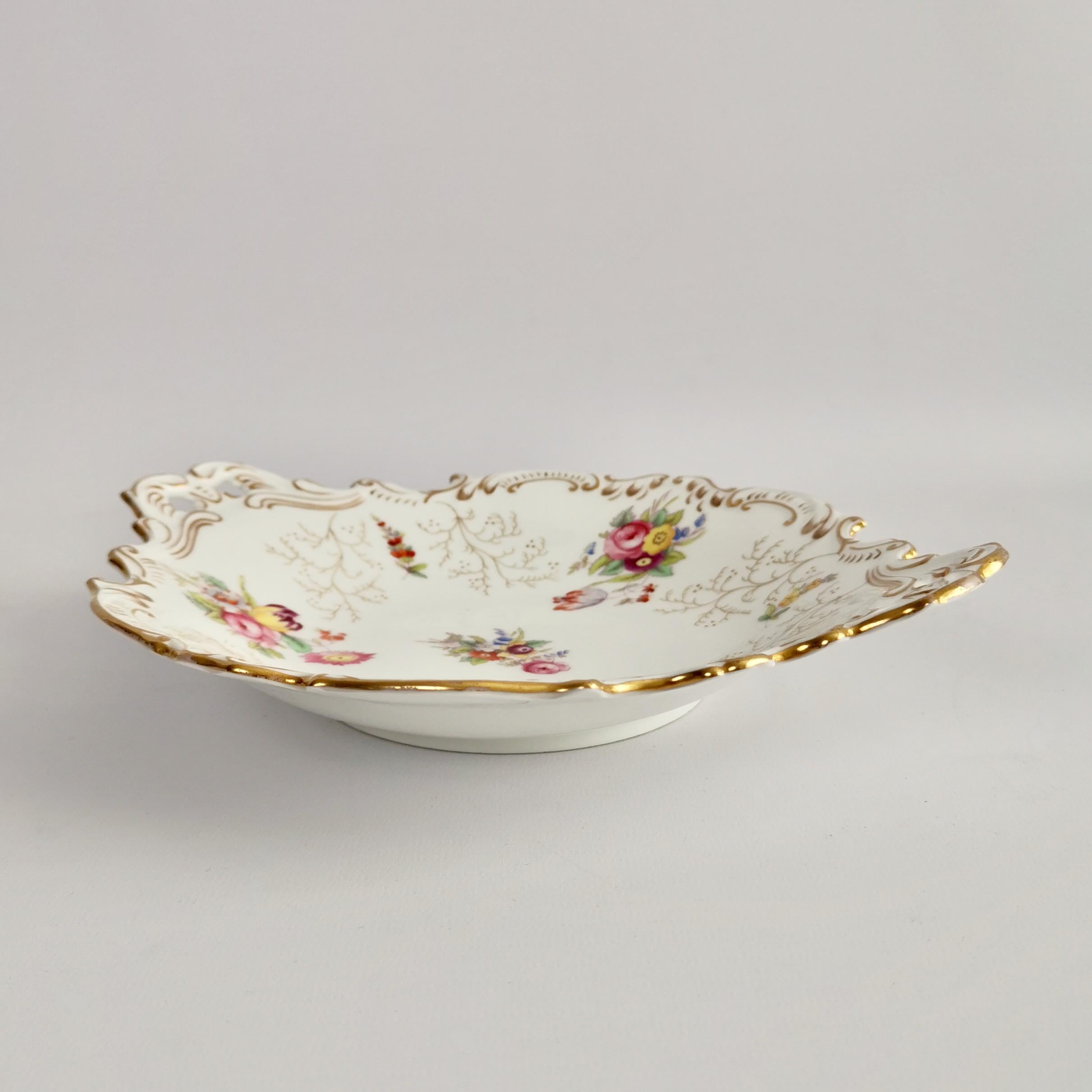 Plat de service en porcelaine de Coalport, blanc avec fleurs, époque victorienne, 1891-1926 en vente 3