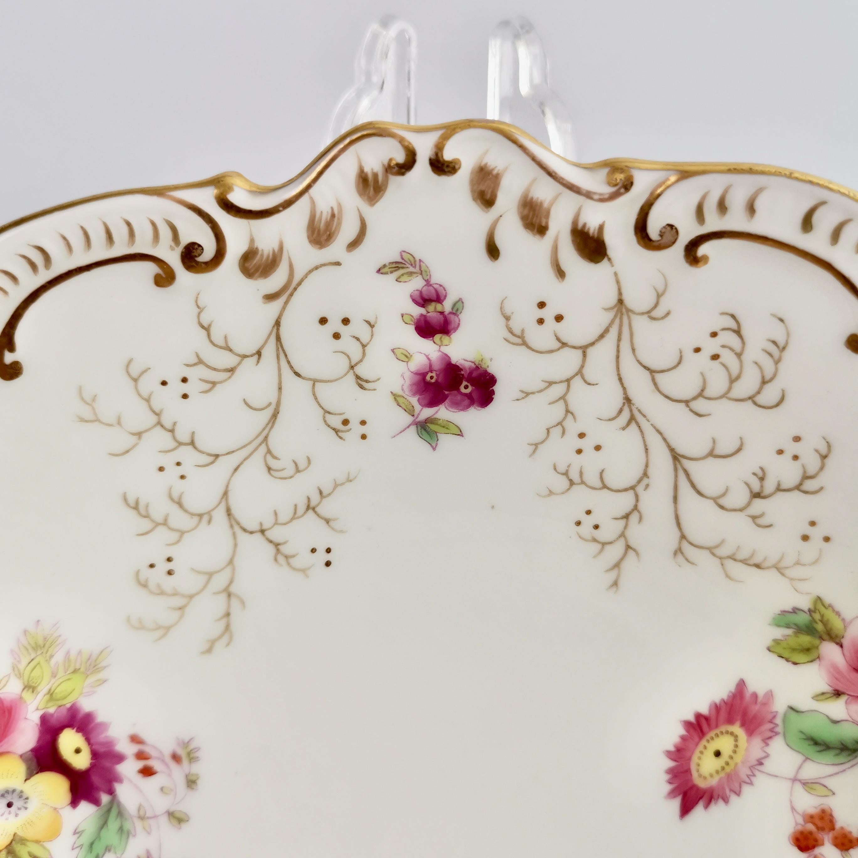 Anglais Plat de service en porcelaine de Coalport, blanc avec fleurs, époque victorienne, 1891-1926 en vente