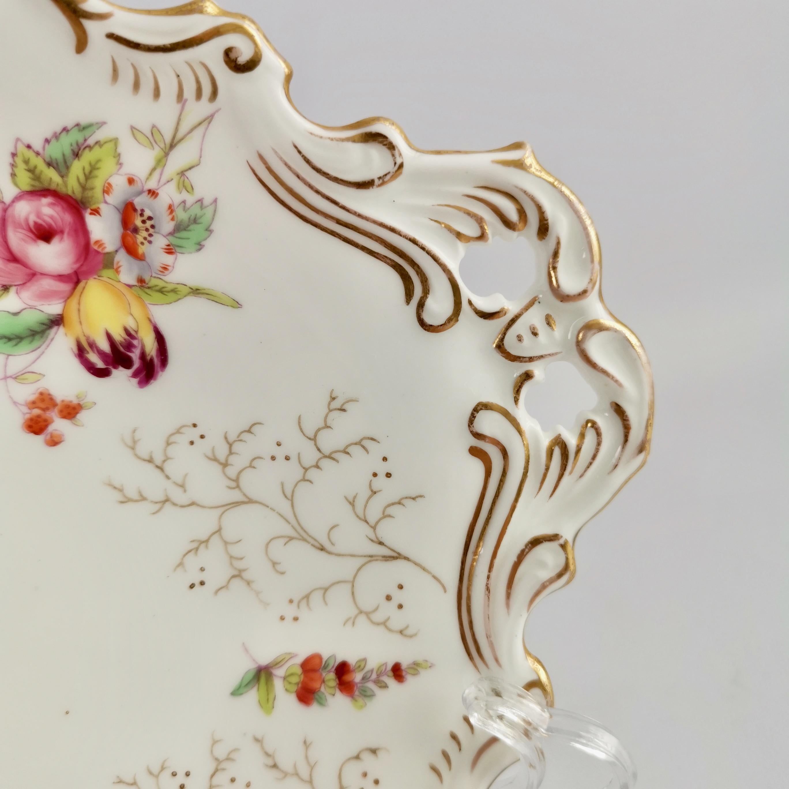 Peint à la main Plat de service en porcelaine de Coalport, blanc avec fleurs, époque victorienne, 1891-1926 en vente