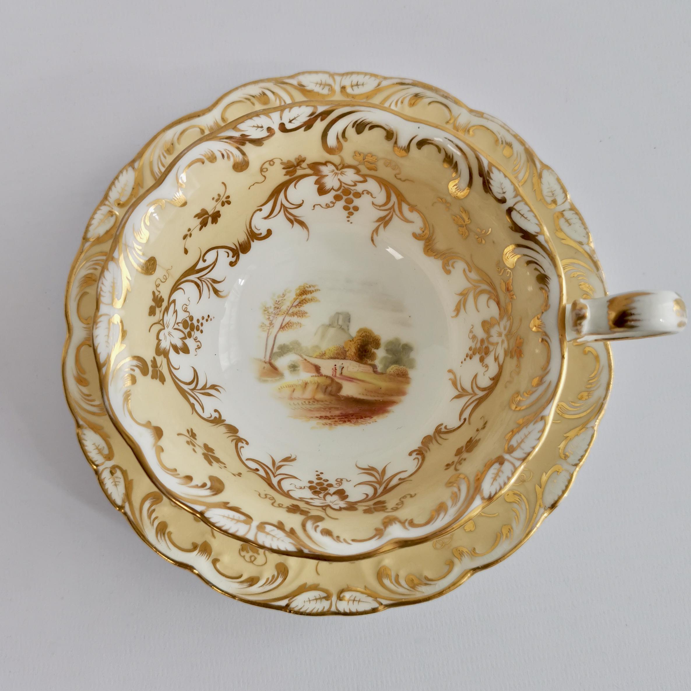 Néo-rococo Tasse à thé en porcelaine de Coalport, beige avec paysages, néo-rococo, vers 1840 en vente