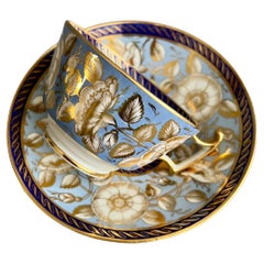 Tasse à thé en porcelaine de Coalport, lilas pervenche, roses sauvages dorées, Régence, vers 1815