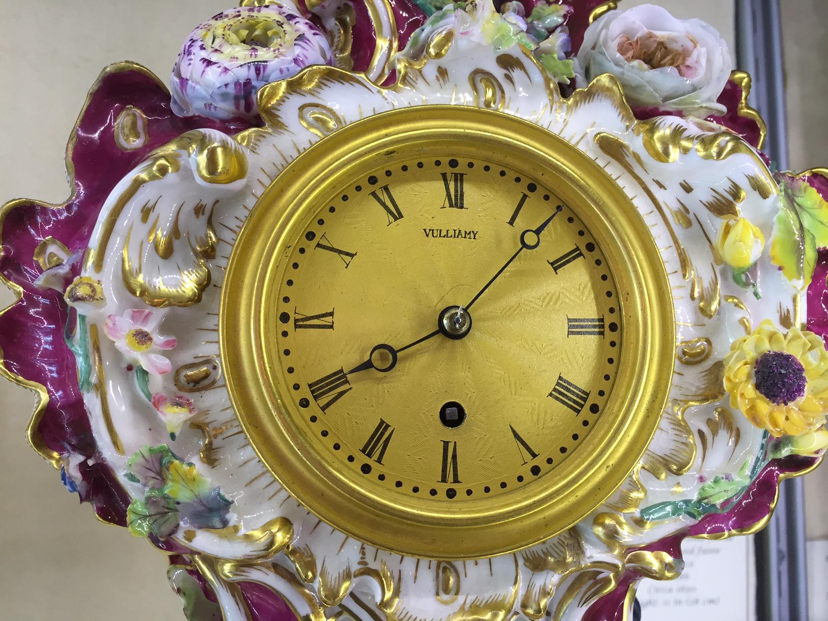 Eine feine Coalport Porzellan Uhr aus dem frühen 19. Jahrhundert von diesem berühmten Hersteller.

Das aufwändig gestaltete, rosafarbene Porzellangehäuse ist mit exotischen Vögeln und Blumen auf Schneckenfüßen sowie mit vergoldetem Schnörkel- und