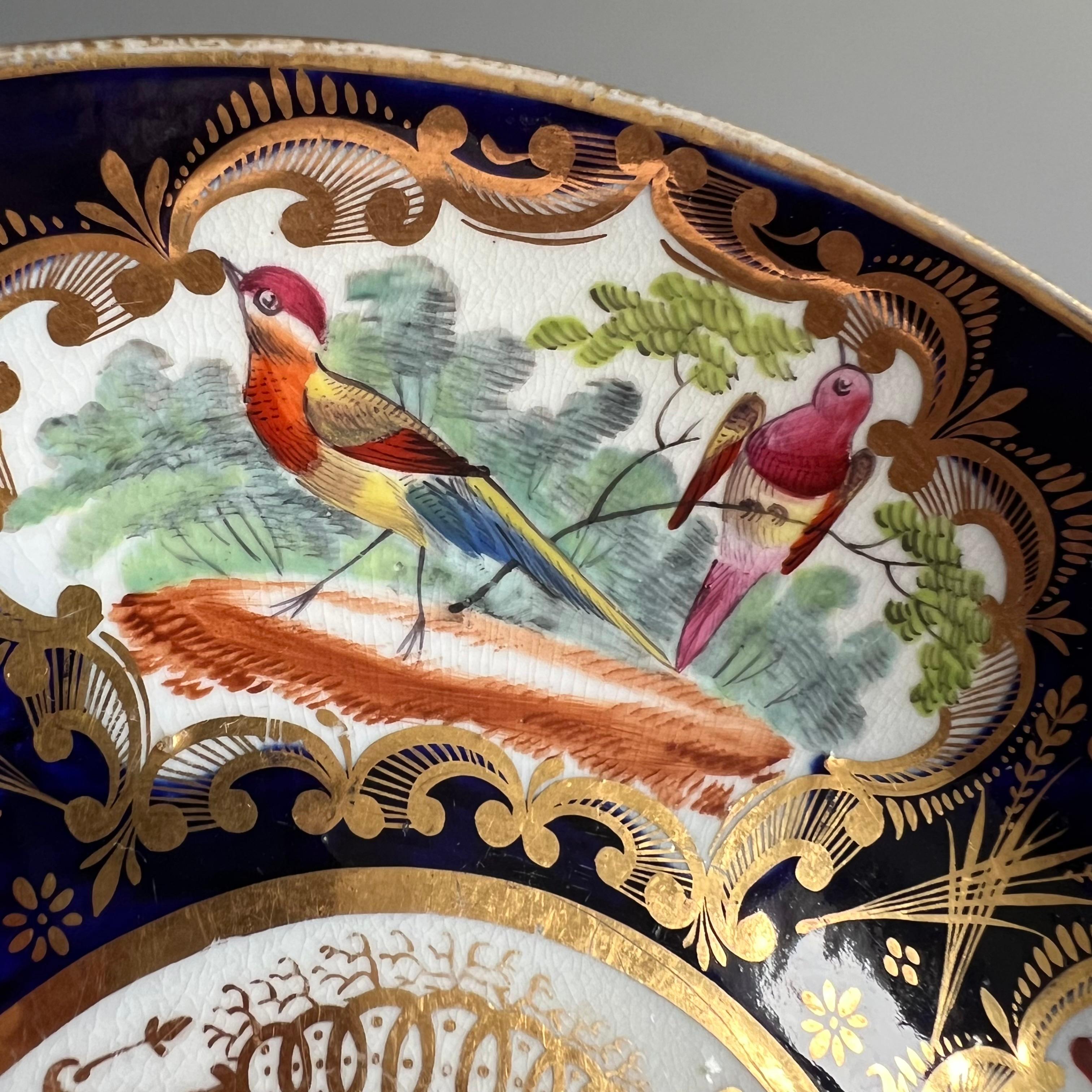 Peint à la main Assiette à soucoupe Coalport, bleu cobalt, doré et oiseaux, Régence, vers 1815 en vente