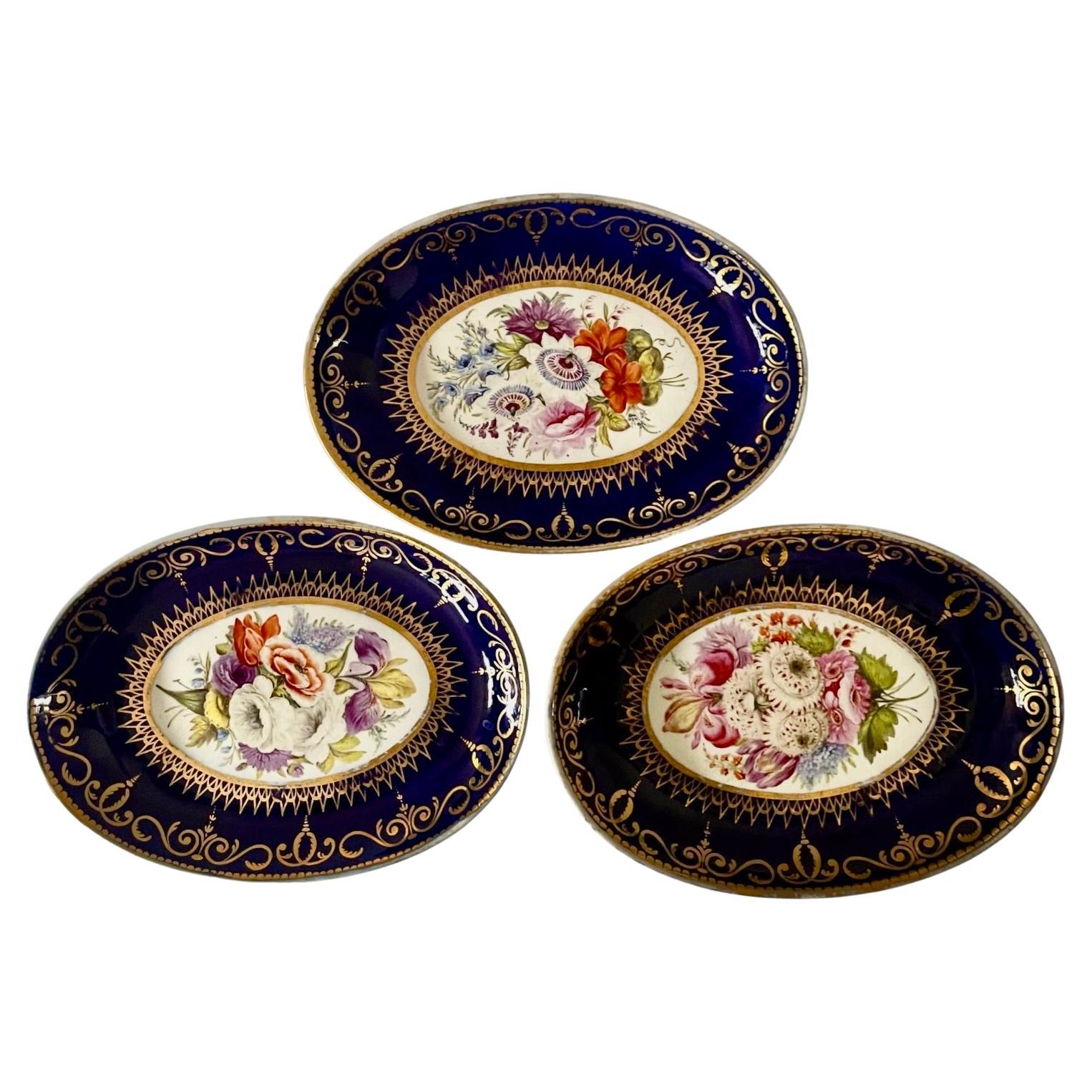 Set di tre piatti ovali da portata Coalport, circa 1805
