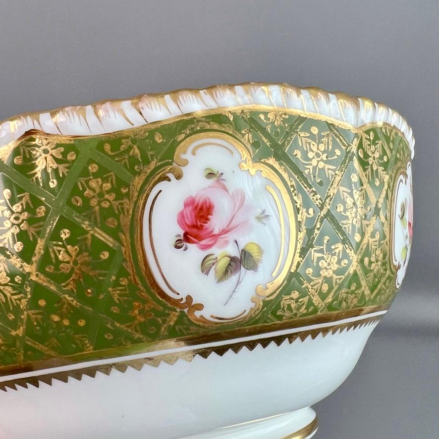 Coalport Slop Bowl, Moss Green, Gilt and Flowers, patt. 967, Regency ca 1820 In Good Condition For Sale In London, GB