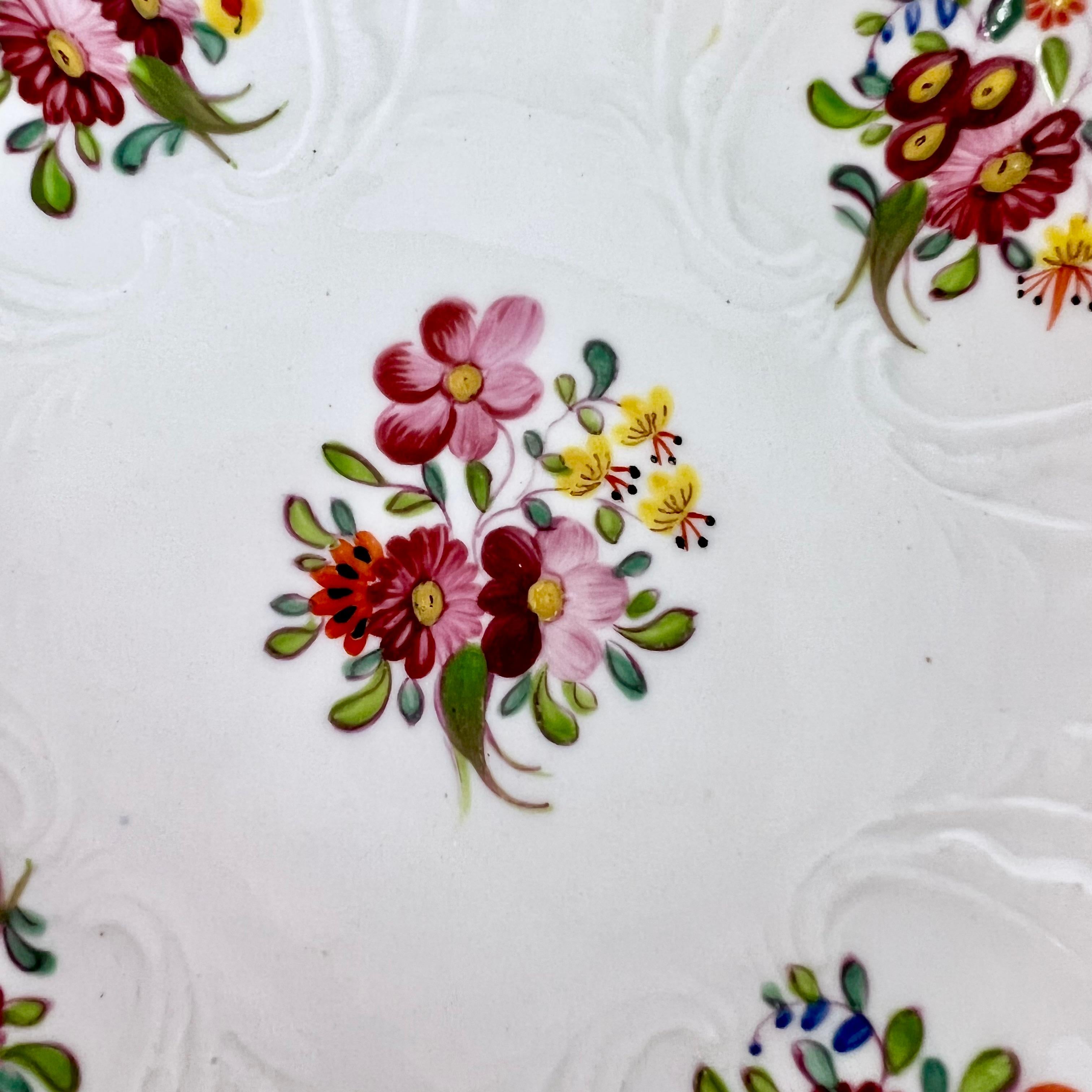 Cuillère à thé de Coalport, motif floral blanc suspendu à l'aveugle, vers 1817 Bon état - En vente à London, GB