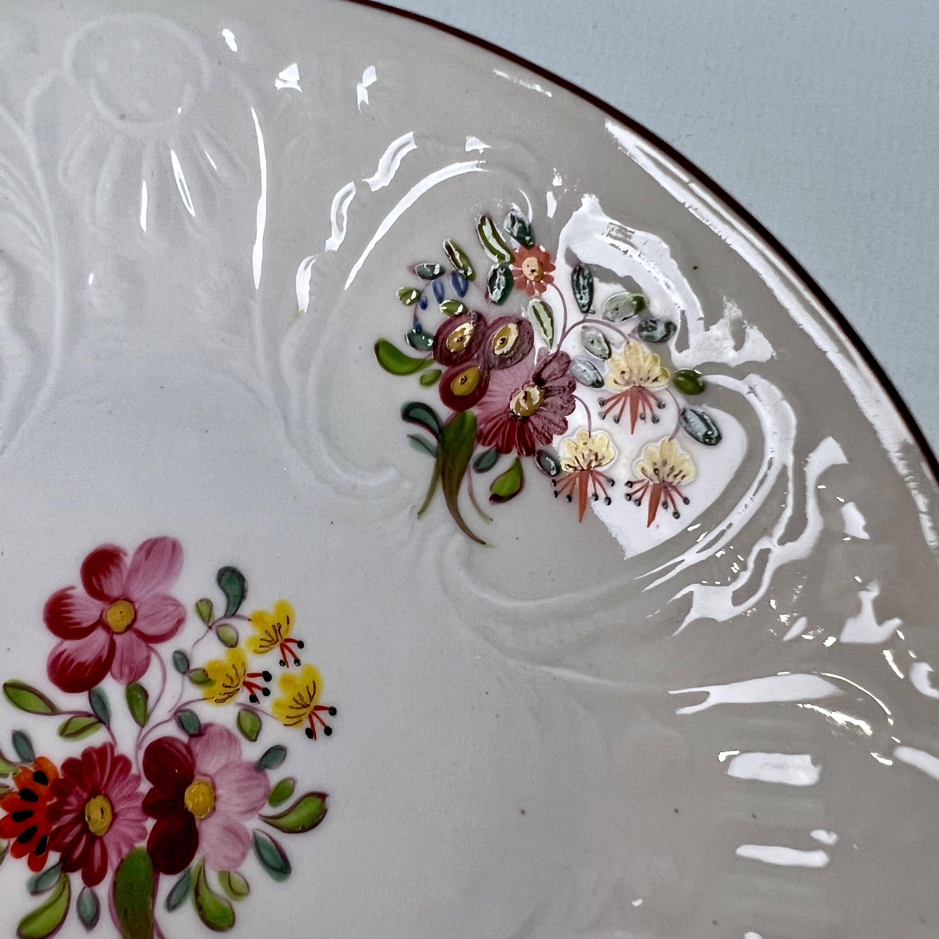 Début du XIXe siècle Cuillère à thé de Coalport, motif floral blanc suspendu à l'aveugle, vers 1817 en vente