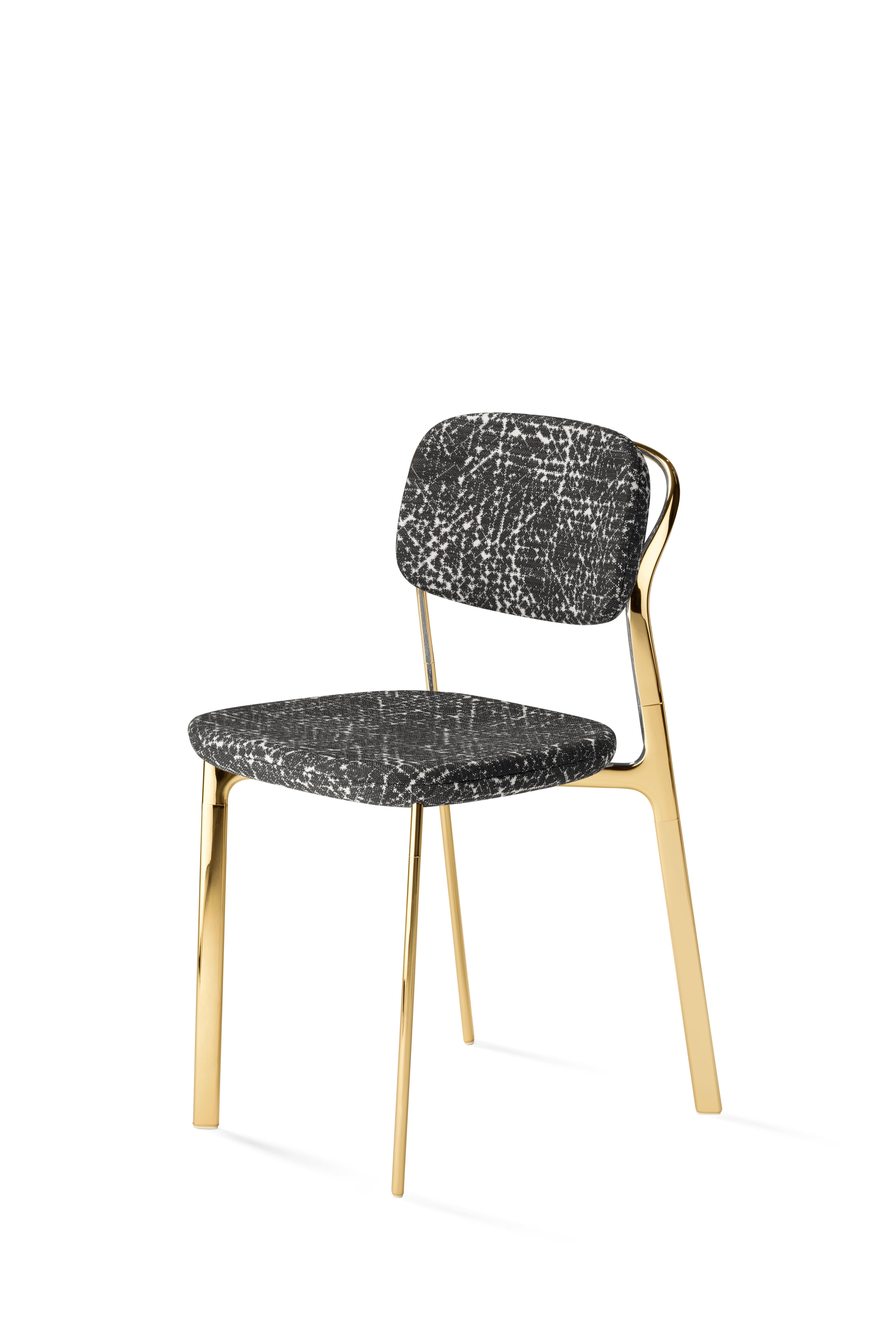 Das Design des Coast Chair ist von der nordkalifornischen Küste inspiriert und lässt sich von einer Landschaft mit wandernden, goldenen Hügeln und sich schlängelnden Straßen inspirieren, die sie kreuzen. Die Form des Stuhls verbindet raffinierte