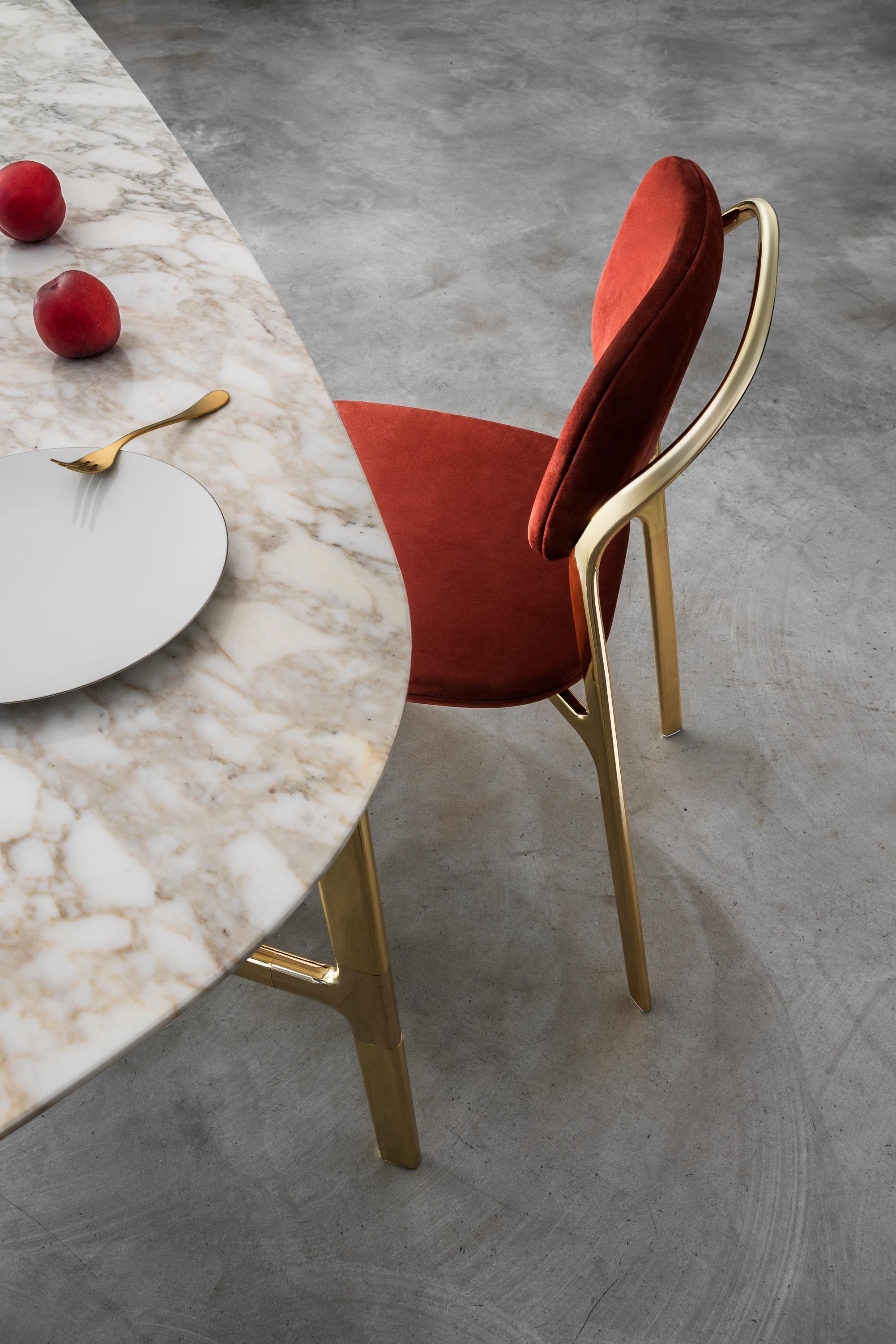 Table de salle à manger Coast avec plateau en marbre foncé Emperador et pieds en laiton brun par Branch Excellent état - En vente à Brooklyn, NY