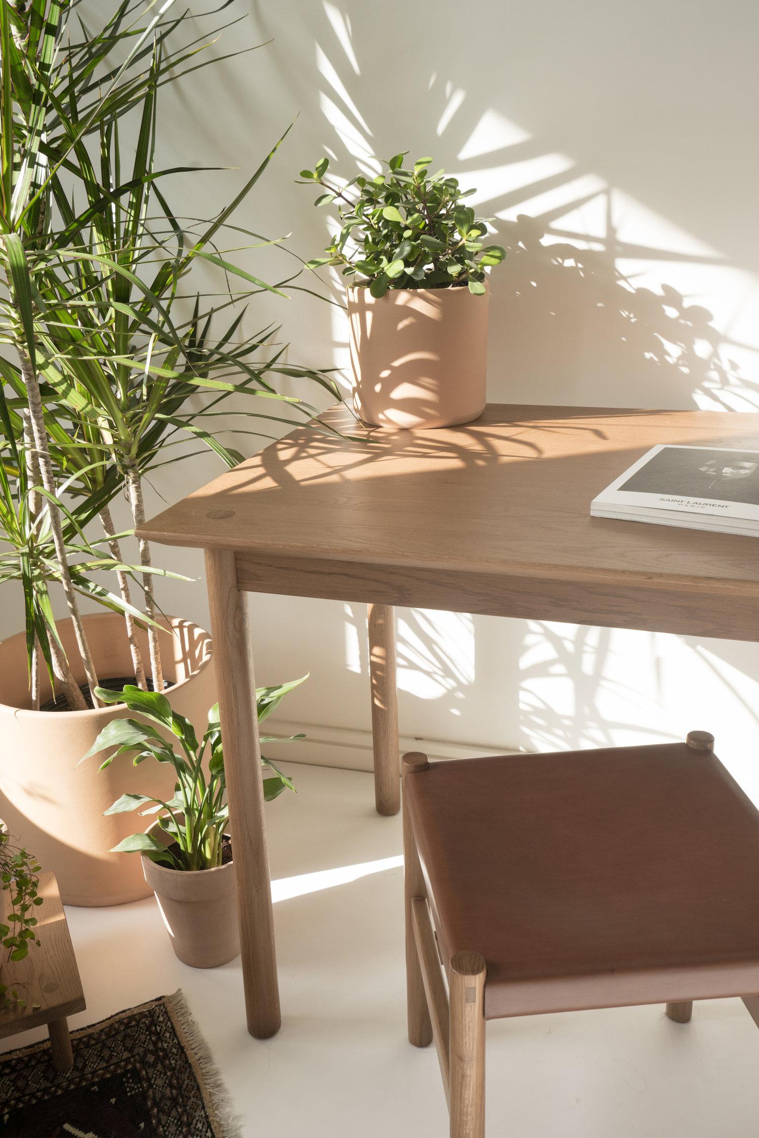 Coast Tisch von Sun at Six, Nude, Minimalistischer Esstisch oder Schreibtisch aus Holz (21. Jahrhundert und zeitgenössisch) im Angebot