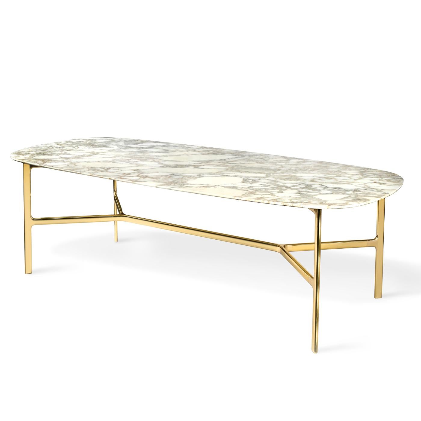 Combinaison saisissante de matériaux nobles disposés dans une silhouette moderne et audacieuse, cette table est un objet de décoration fonctionnel qui attirera l'attention dans une salle à manger contemporaine. La base en laiton présente des