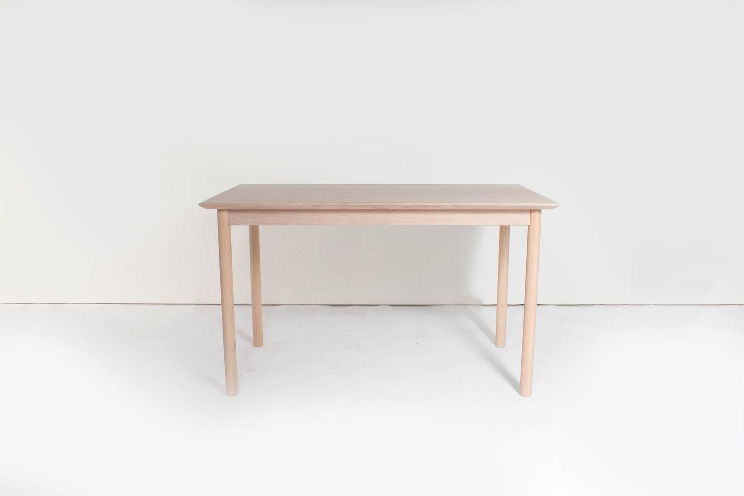Sun at Six ist ein Studio für zeitgenössisches Möbeldesign, das mit traditionellen chinesischen Tischlermeistern zusammenarbeitet, um unsere Stücke in Handarbeit zu fertigen. Der Küstentisch kann als Schreibtisch oder als Esstisch verwendet werden.