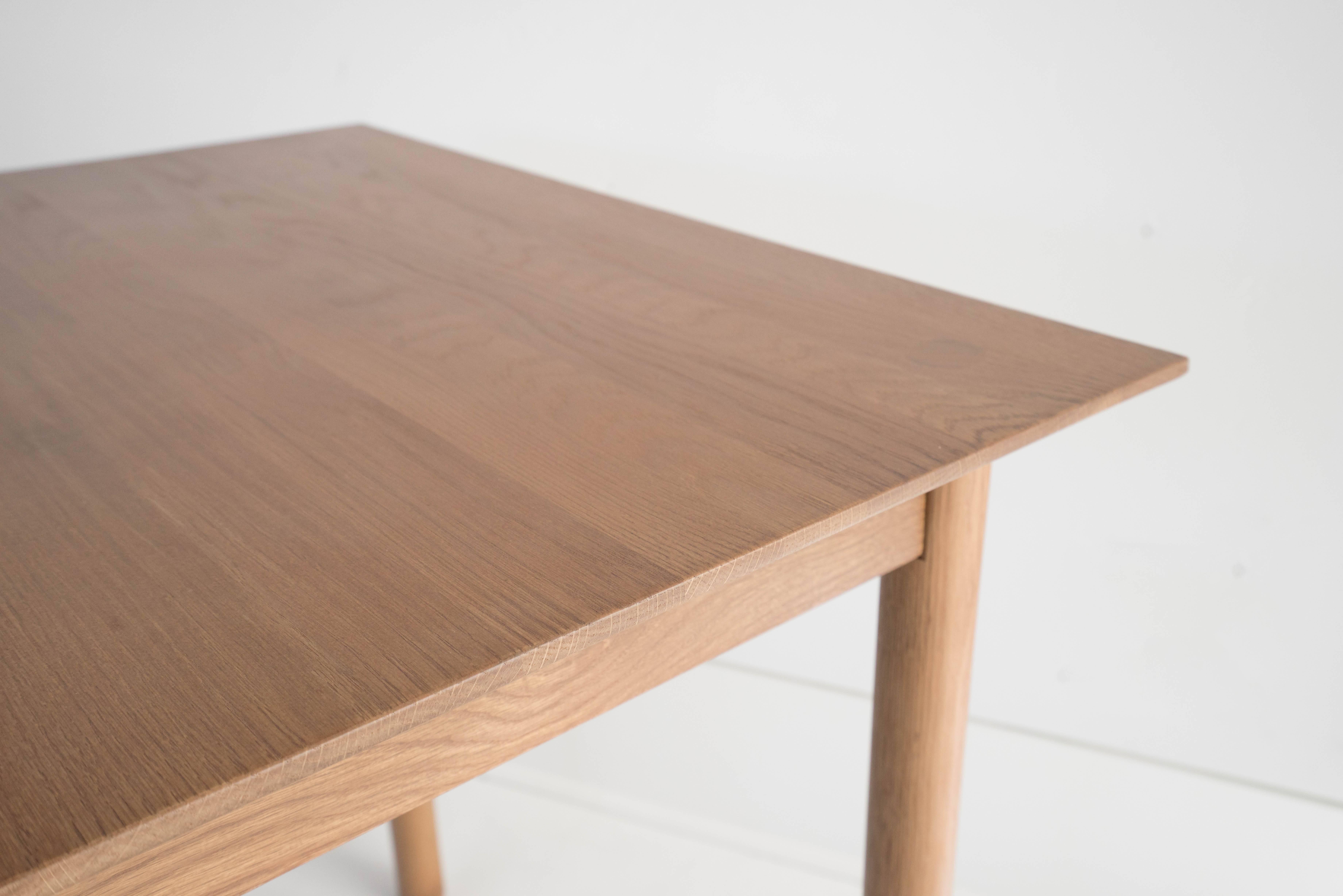 Sun at Six est un studio de design de meubles contemporains qui travaille avec des maîtres menuisiers chinois traditionnels pour fabriquer nos pièces à la main en utilisant la menuiserie traditionnelle. La table Can peut être utilisée comme bureau