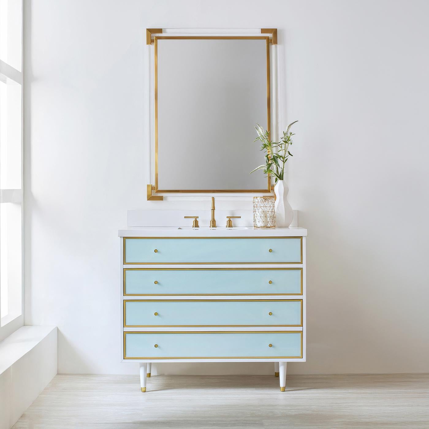 Eleganza ispirata all'oceano, grazie ai pannelli in vetro acrilico stampato, che elevano immediatamente qualsiasi spazio. Con una cassa dipinta di bianco con gambe e cassetti in ottone, questo vanity unisce la raffinatezza della costa a un fascino