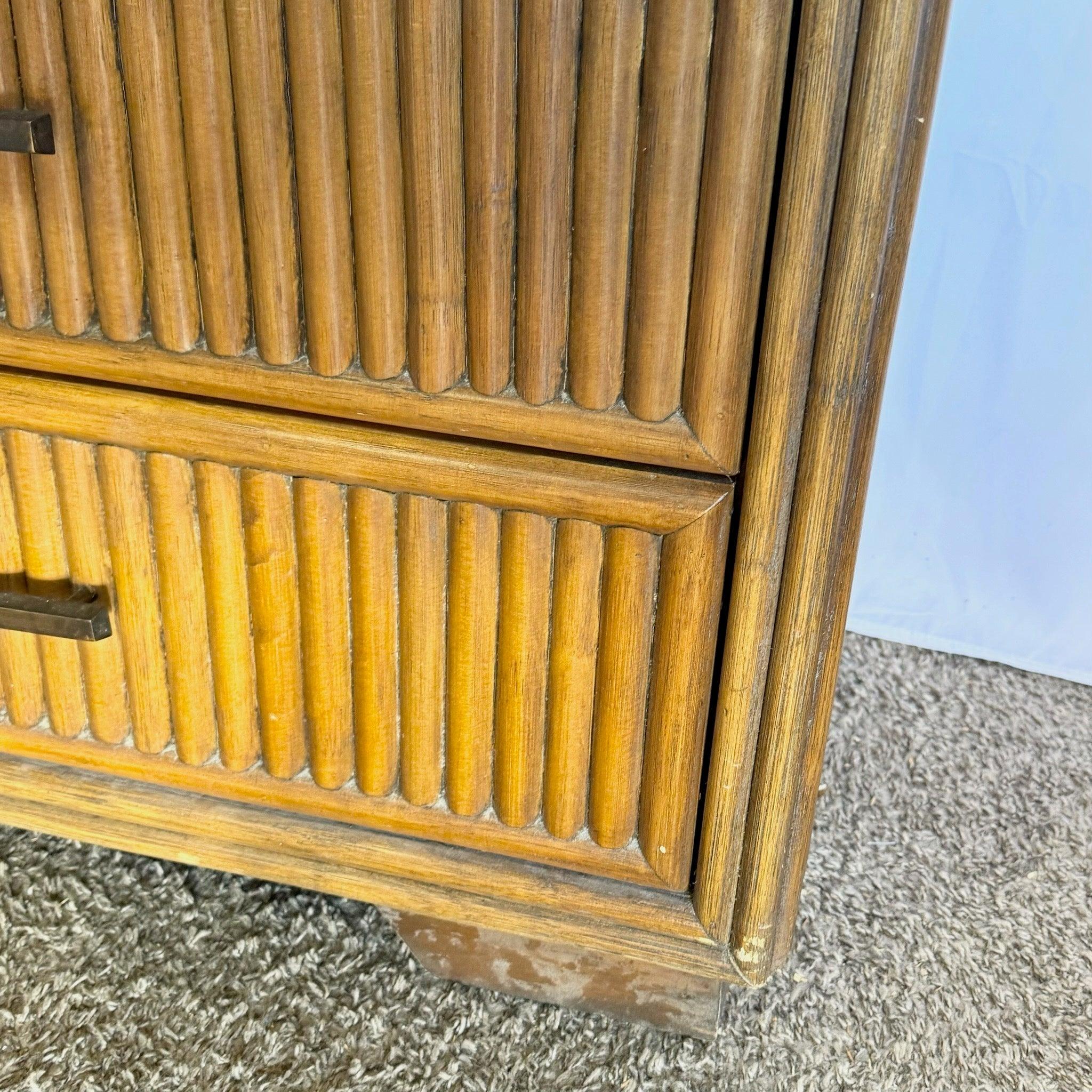 Indonesiano Cassettiera in rattan Coastal Boho con piano in vetro in vendita