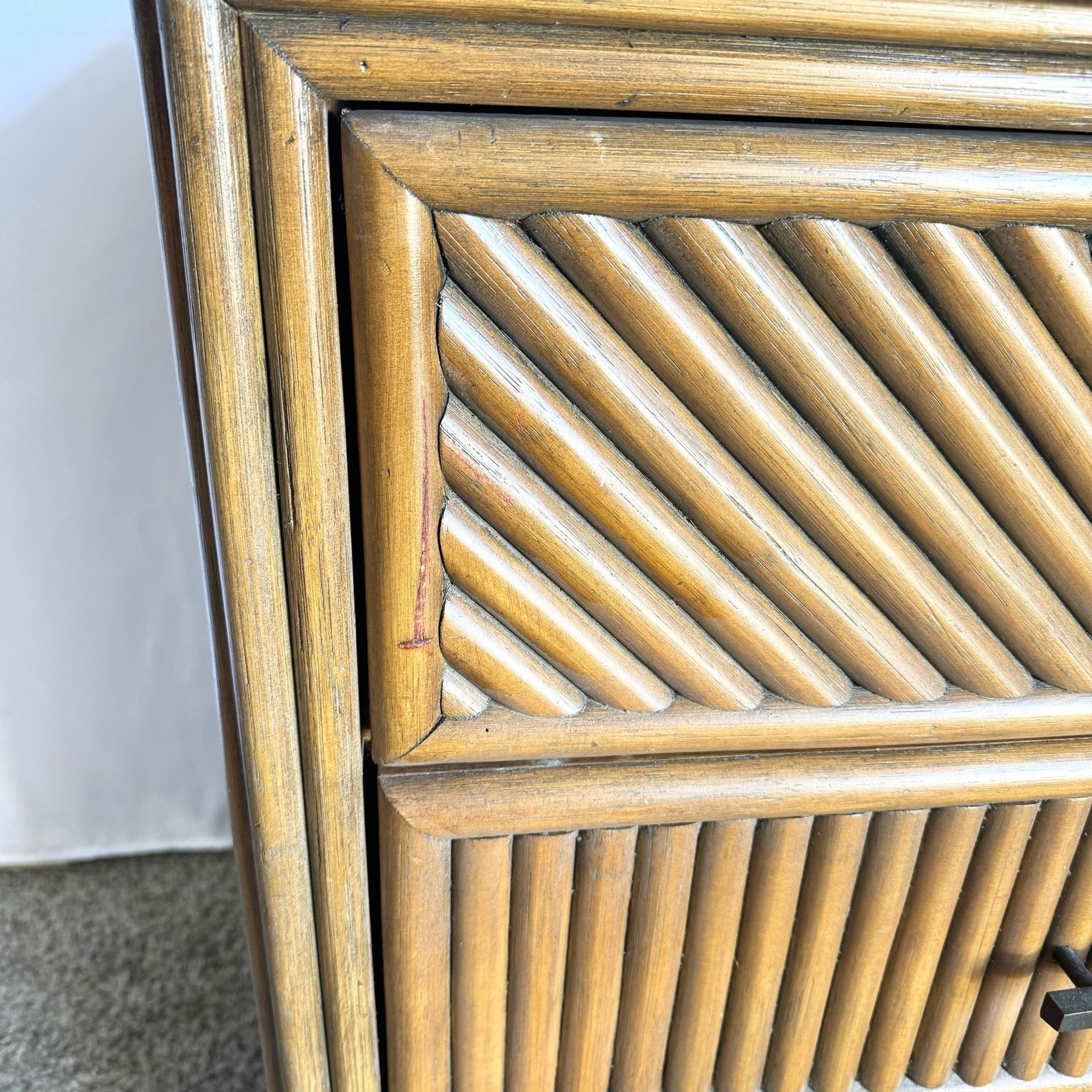 Cassettiera in rattan Coastal Boho con piano in vetro In condizioni buone in vendita a Delray Beach, FL