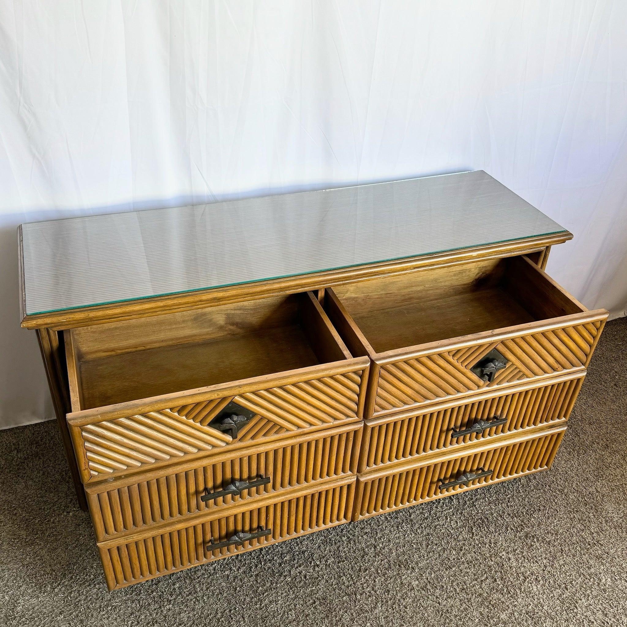 Cassettiera in rattan Coastal Boho con piano in vetro in vendita 1