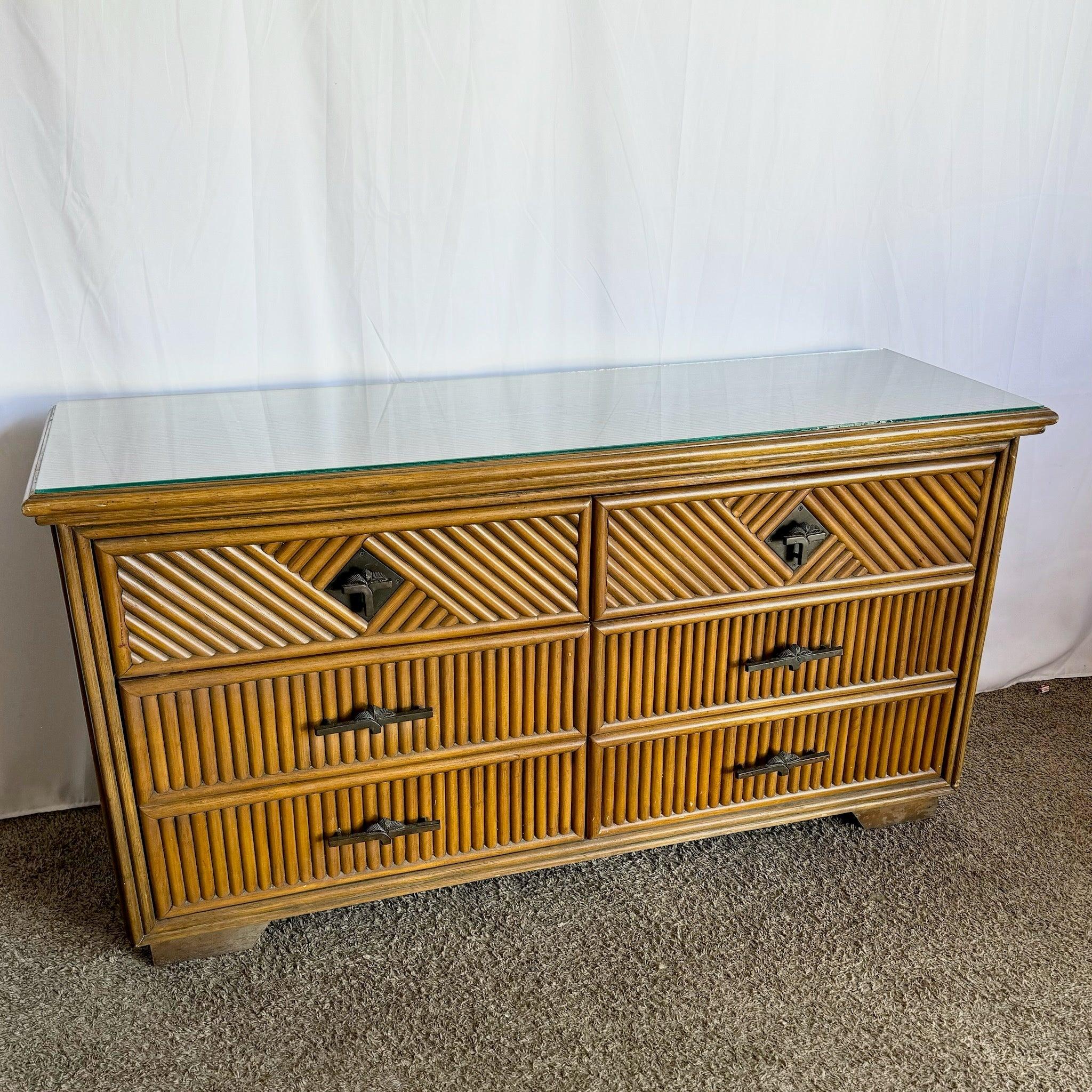 Cassettiera in rattan Coastal Boho con piano in vetro in vendita 2