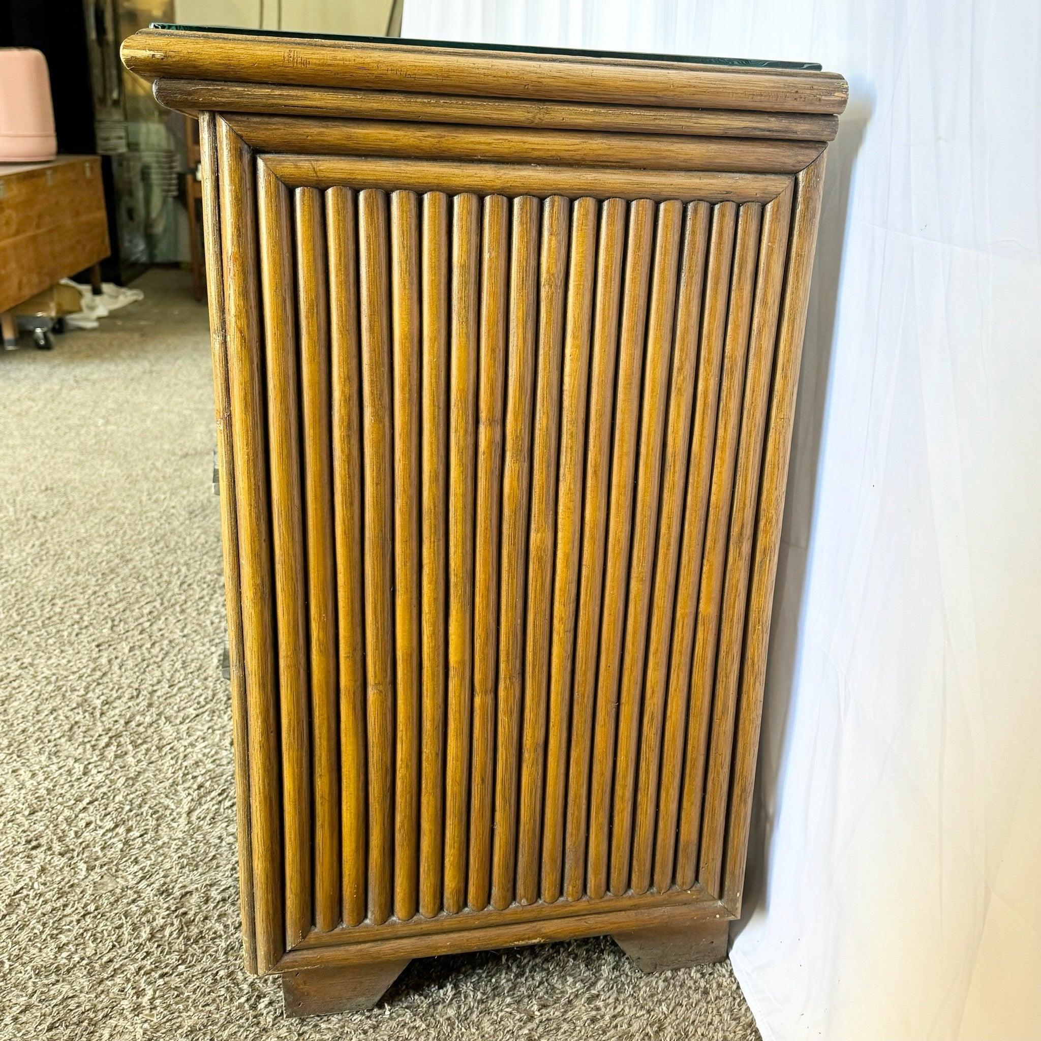 Cassettiera in rattan Coastal Boho con piano in vetro in vendita 3
