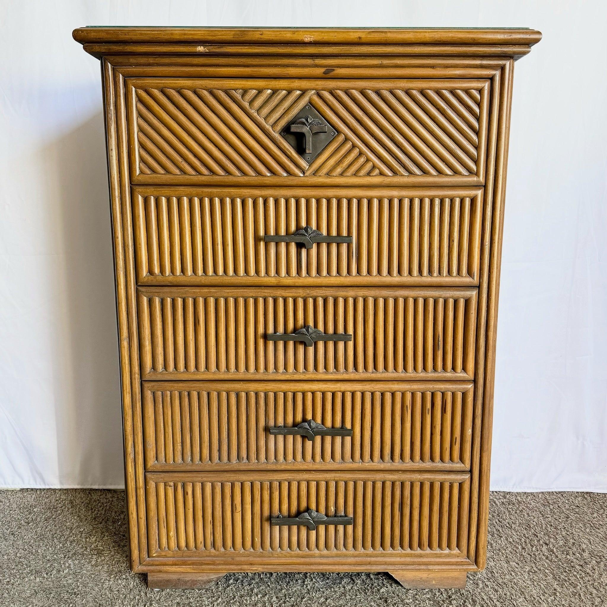 Comò Highboy in rattan Coastal Boho con piano in vetro in vendita 4