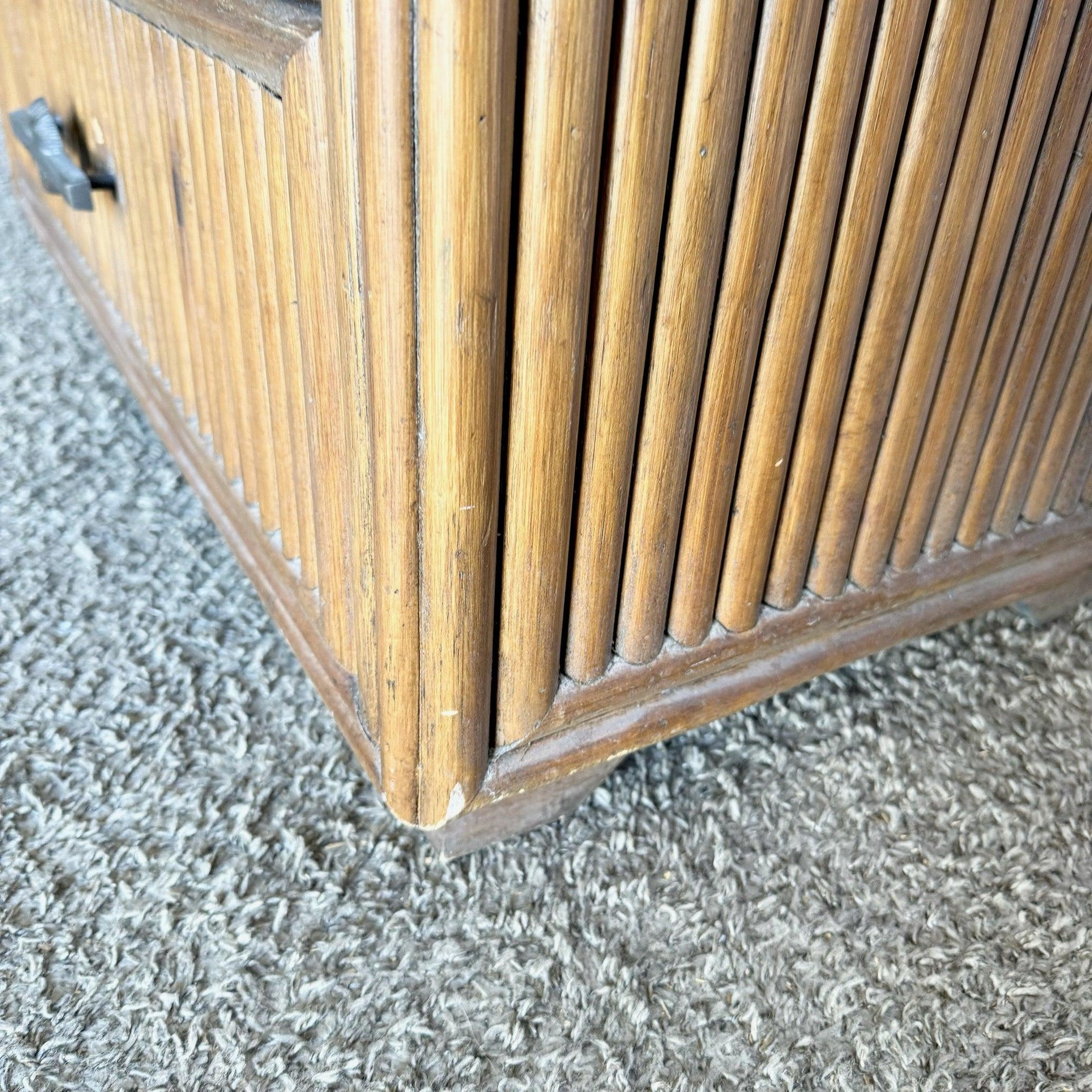 Comò Highboy in rattan Coastal Boho con piano in vetro, intricati dettagli in giunco e cinque cassetti: perfetto per una camera da letto ventilata o un rifugio costiero.
 
 Minima usura della finitura e qualche graffio sulla parte anteriore
