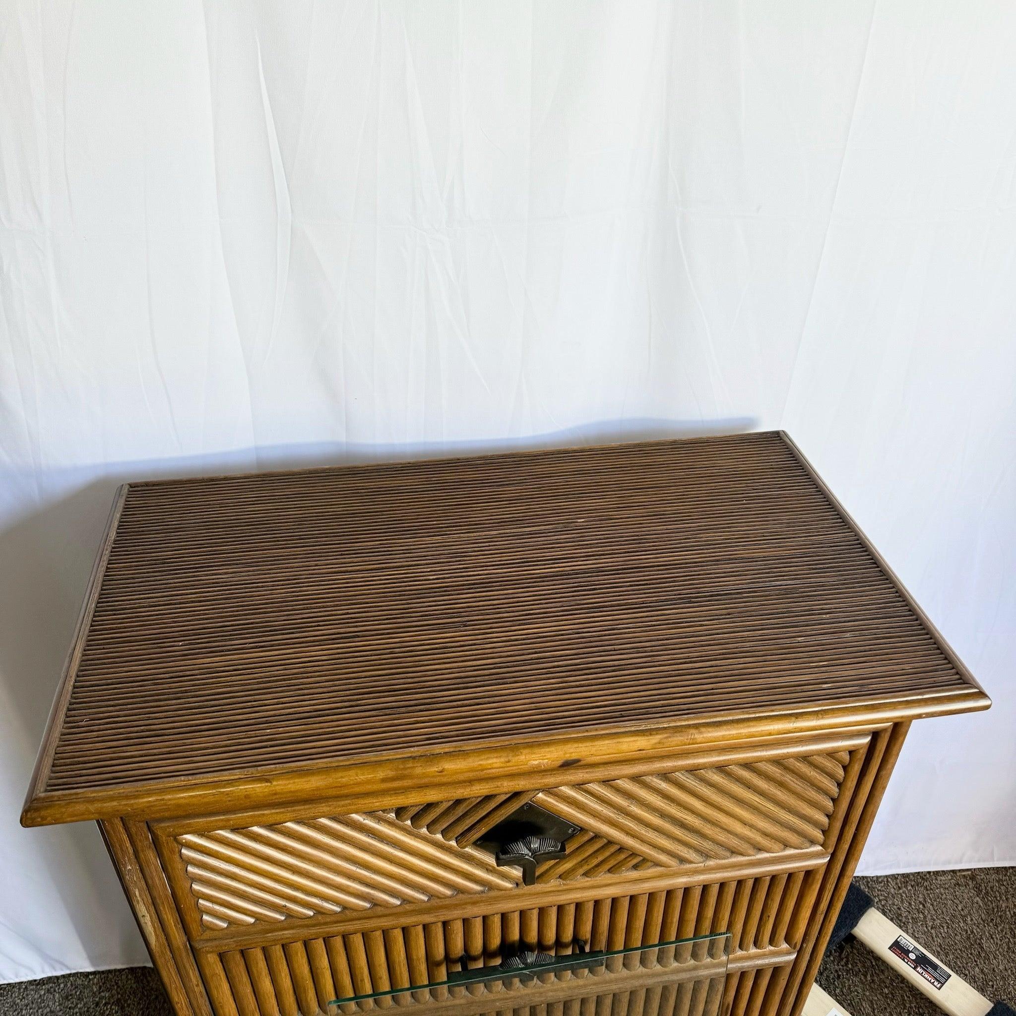 Indonesiano Comò Highboy in rattan Coastal Boho con piano in vetro in vendita