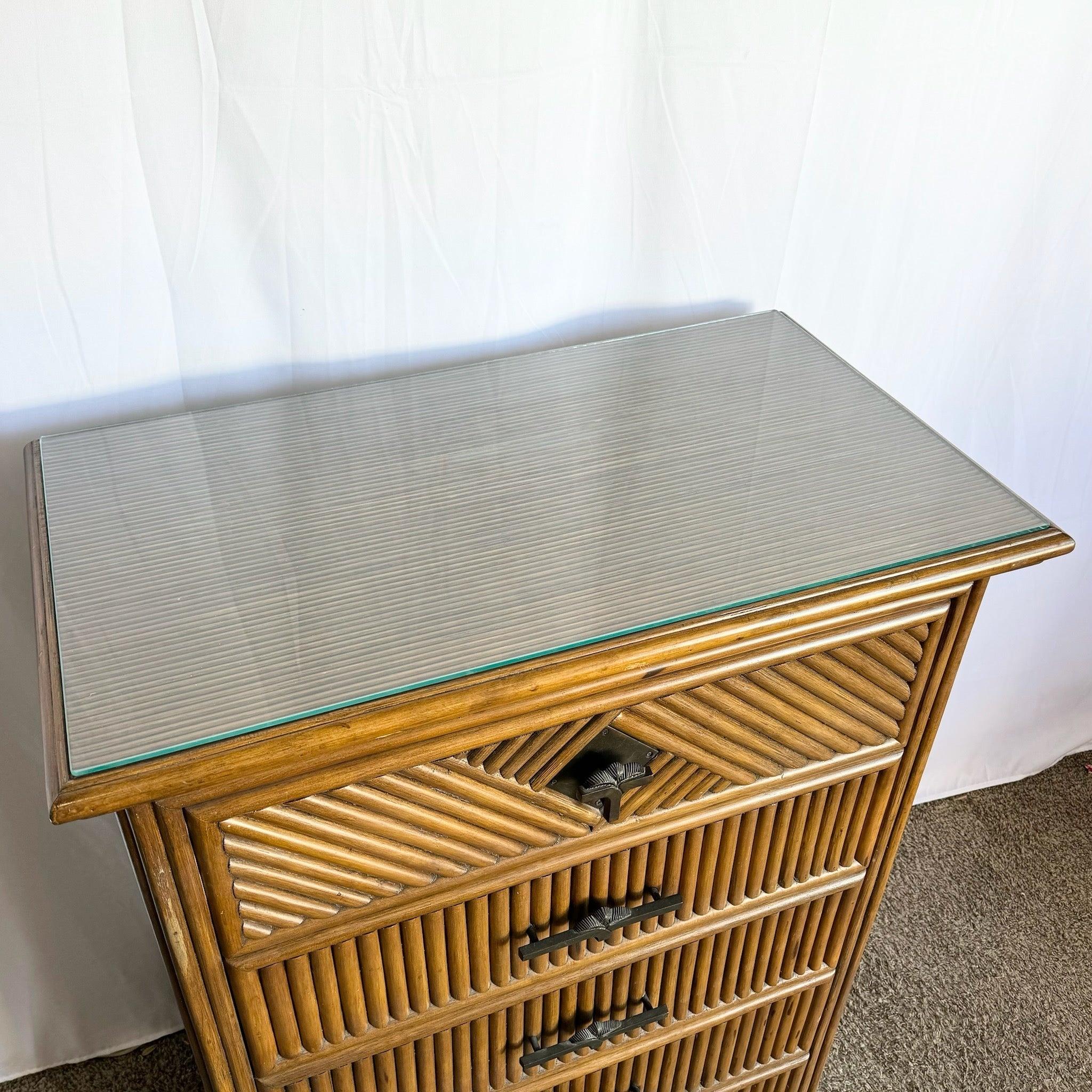 Comò Highboy in rattan Coastal Boho con piano in vetro In condizioni buone in vendita a Delray Beach, FL