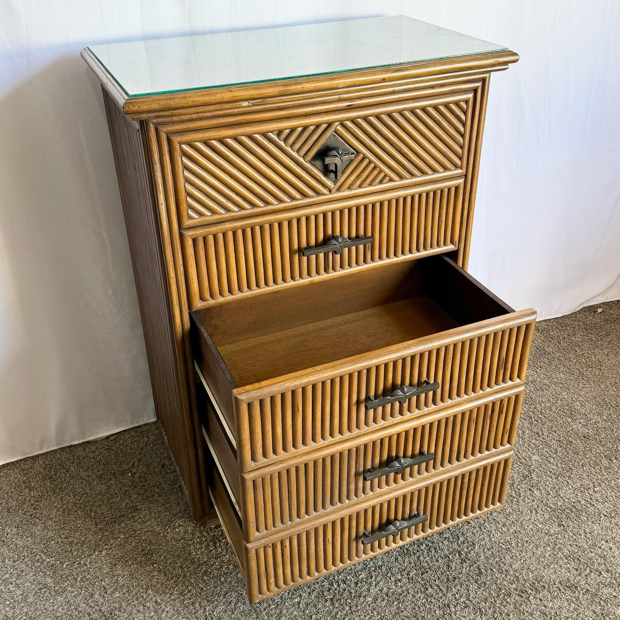 Rattan Comò Highboy in rattan Coastal Boho con piano in vetro in vendita