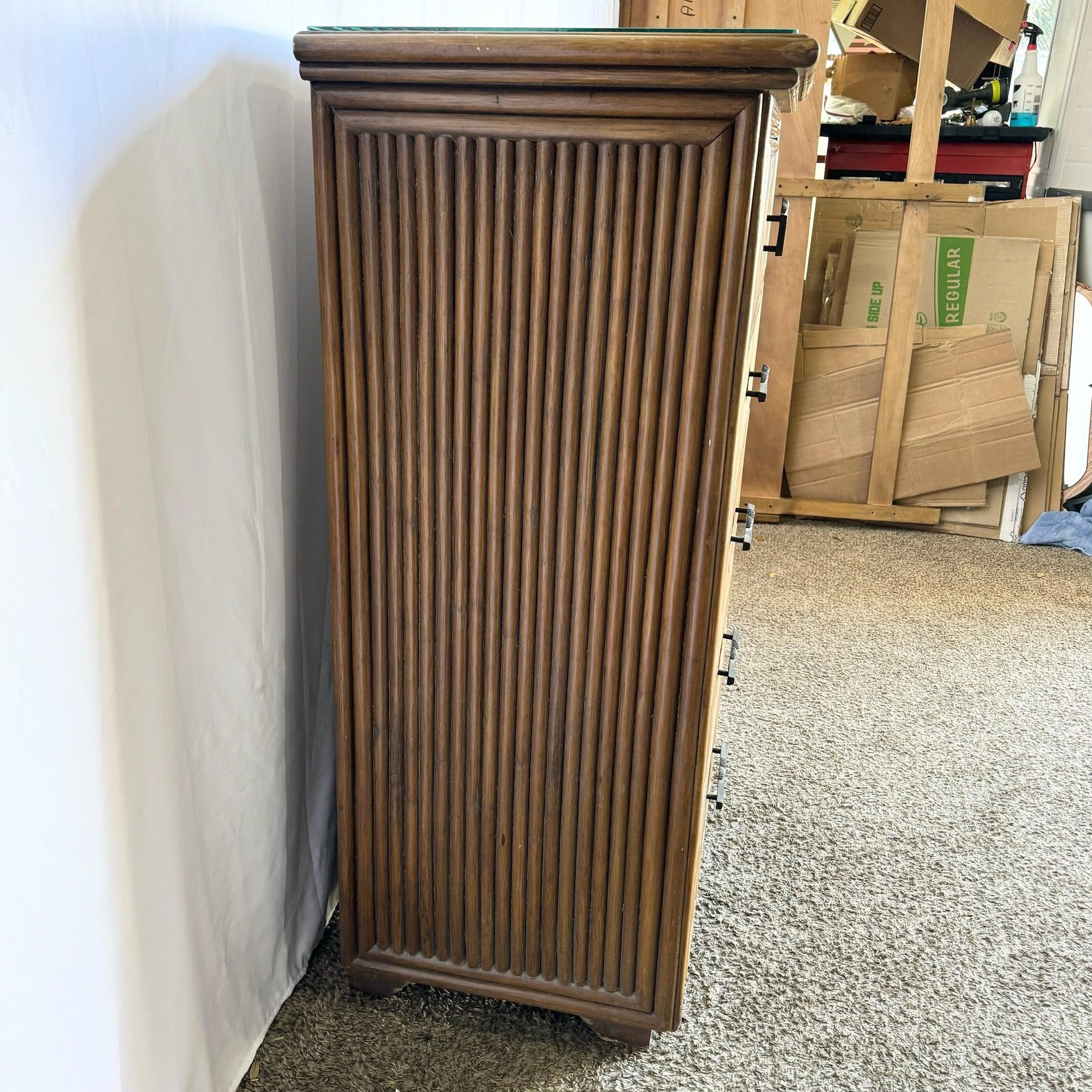 Comò Highboy in rattan Coastal Boho con piano in vetro in vendita 1