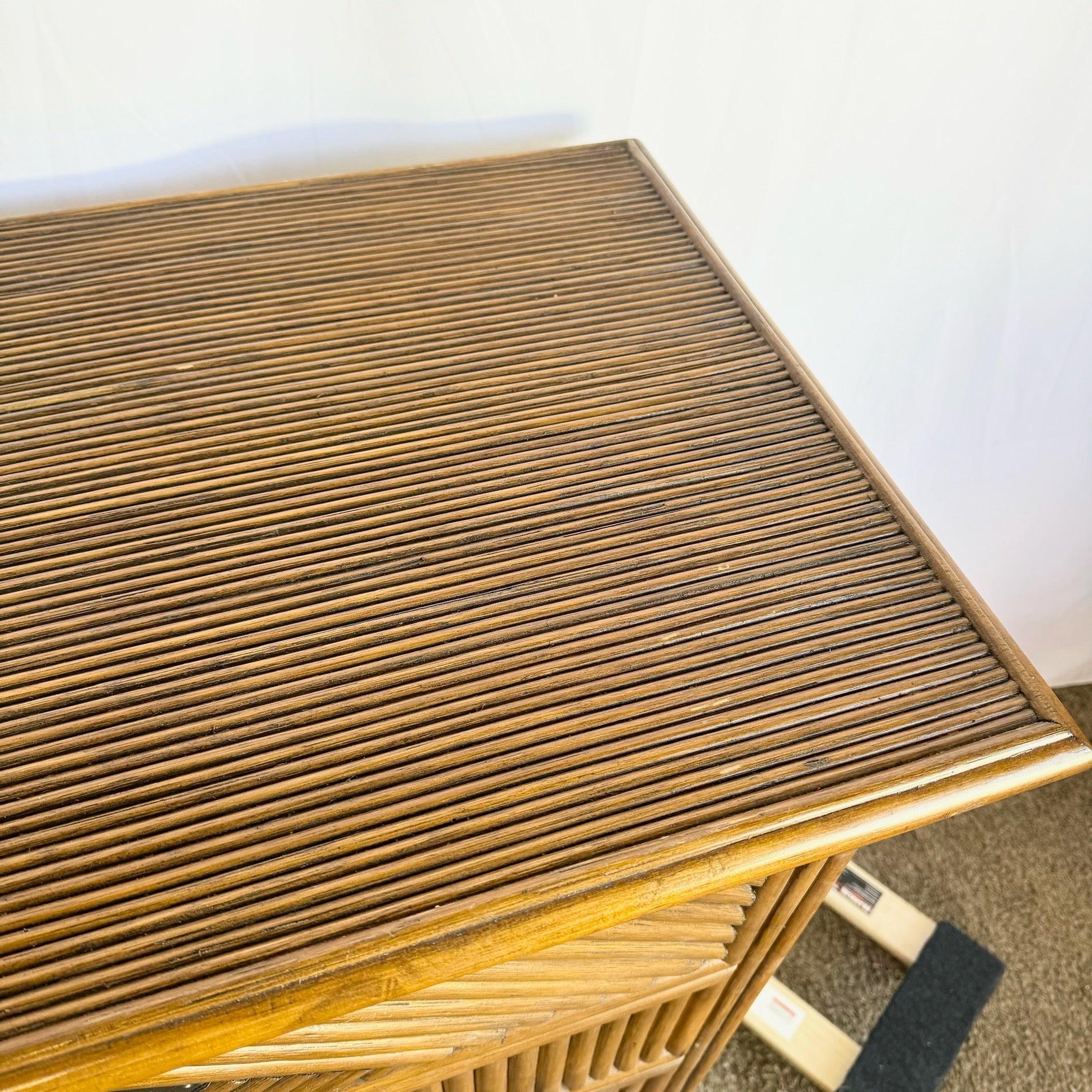 Comò Highboy in rattan Coastal Boho con piano in vetro in vendita 2