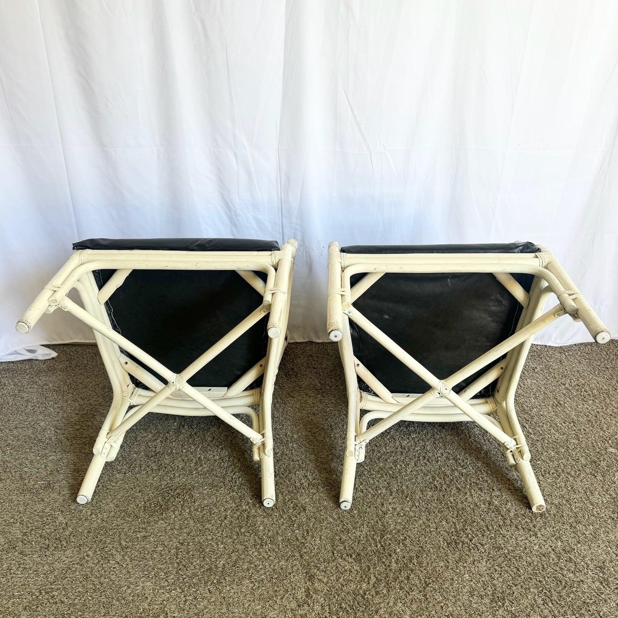 Set aus vier Coastal Boho Target Back Rattan Dining Arm Chairs im McGuire-Stil, mit strapazierfähigem Rattan und gepolsterten Sitzen für ein stilvolles Esserlebnis.
 
 Abnutzungserscheinungen am Lack wie auf den Fotos zu sehen und