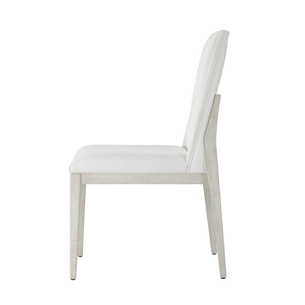 Coastal Breeze gepolsterter Beistellstuhl (Moderne) im Angebot