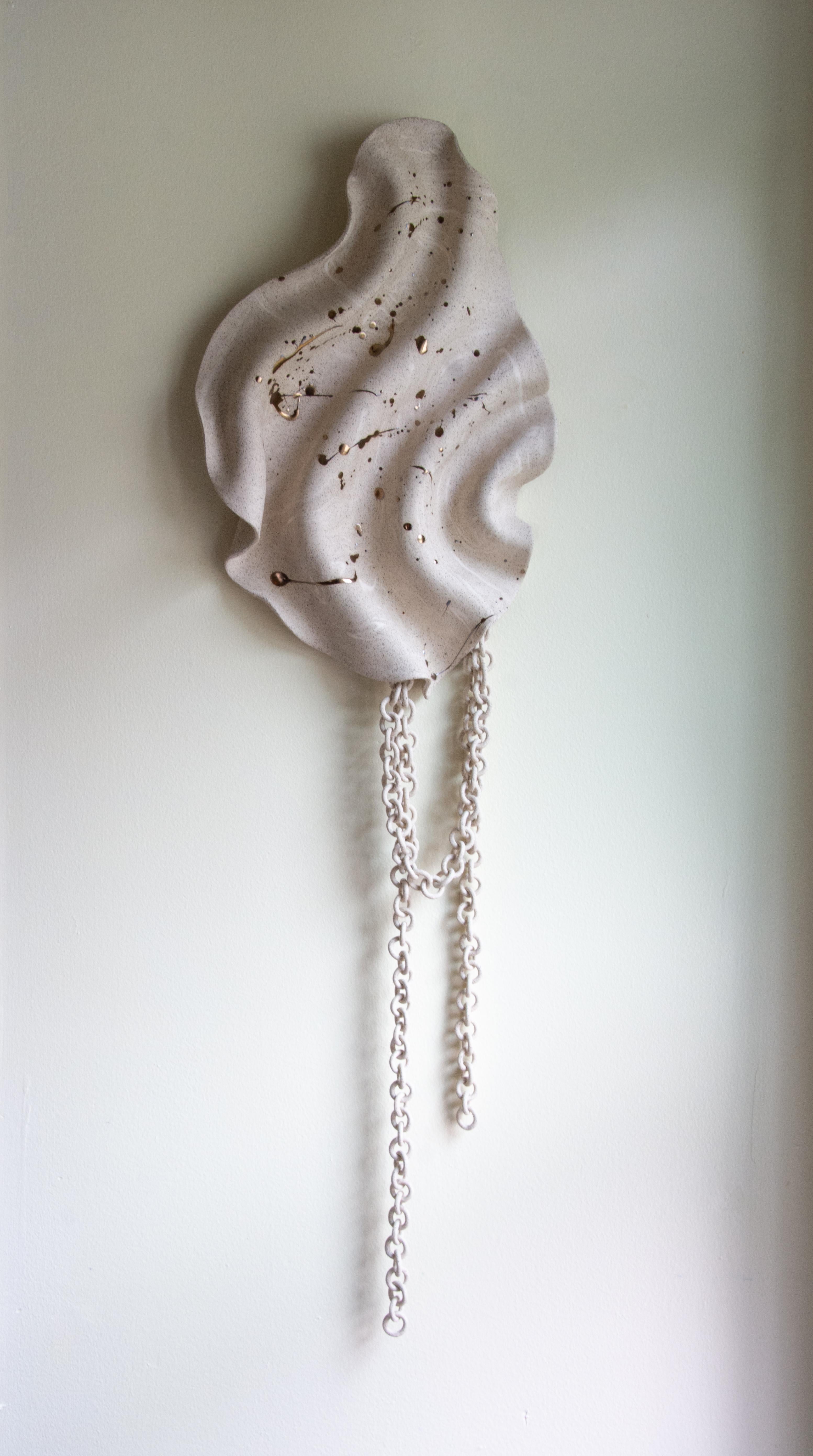 Organico moderno Scultura da parete a catena in ceramica costiera in vendita