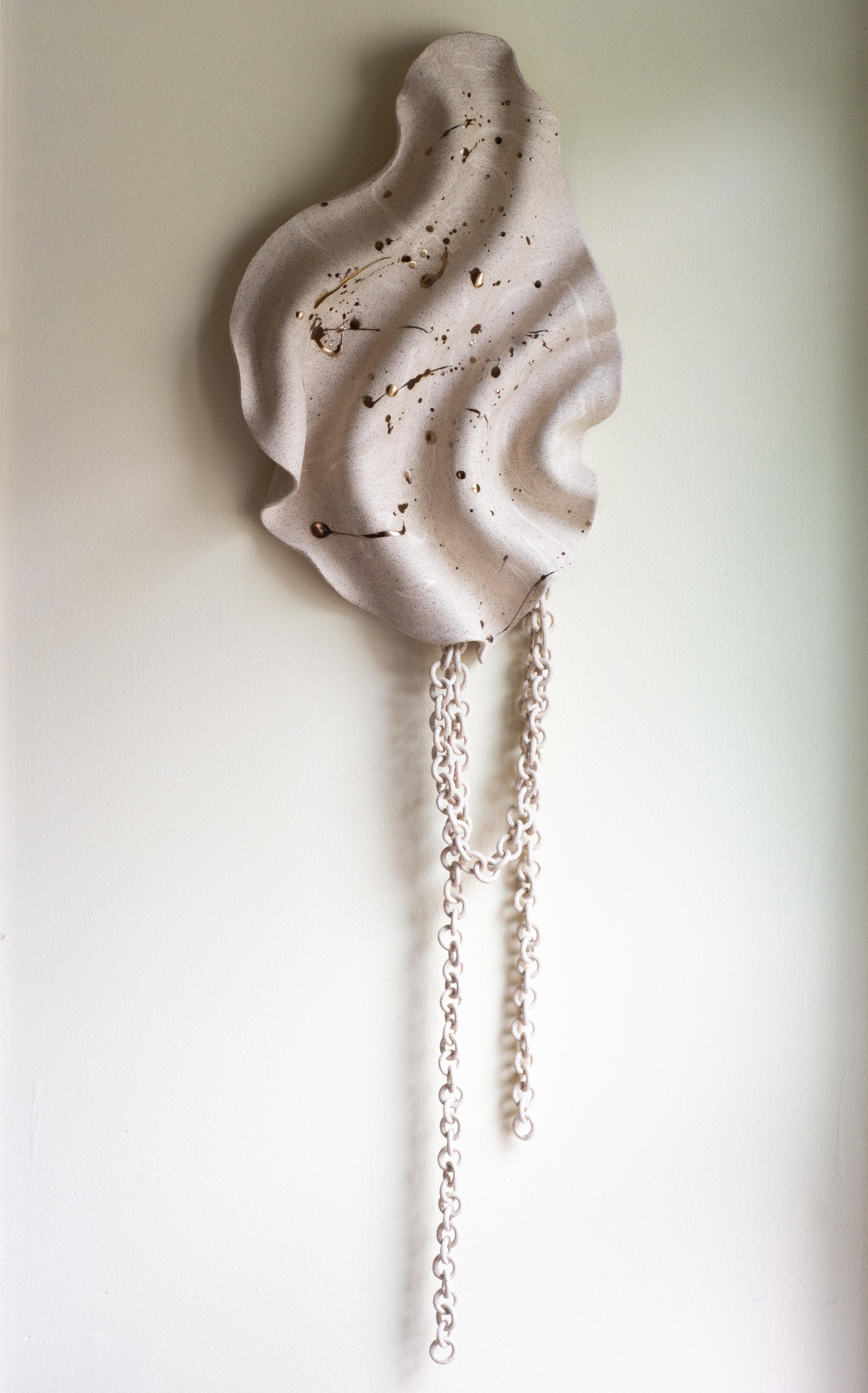 Americano Scultura da parete a catena in ceramica costiera in vendita