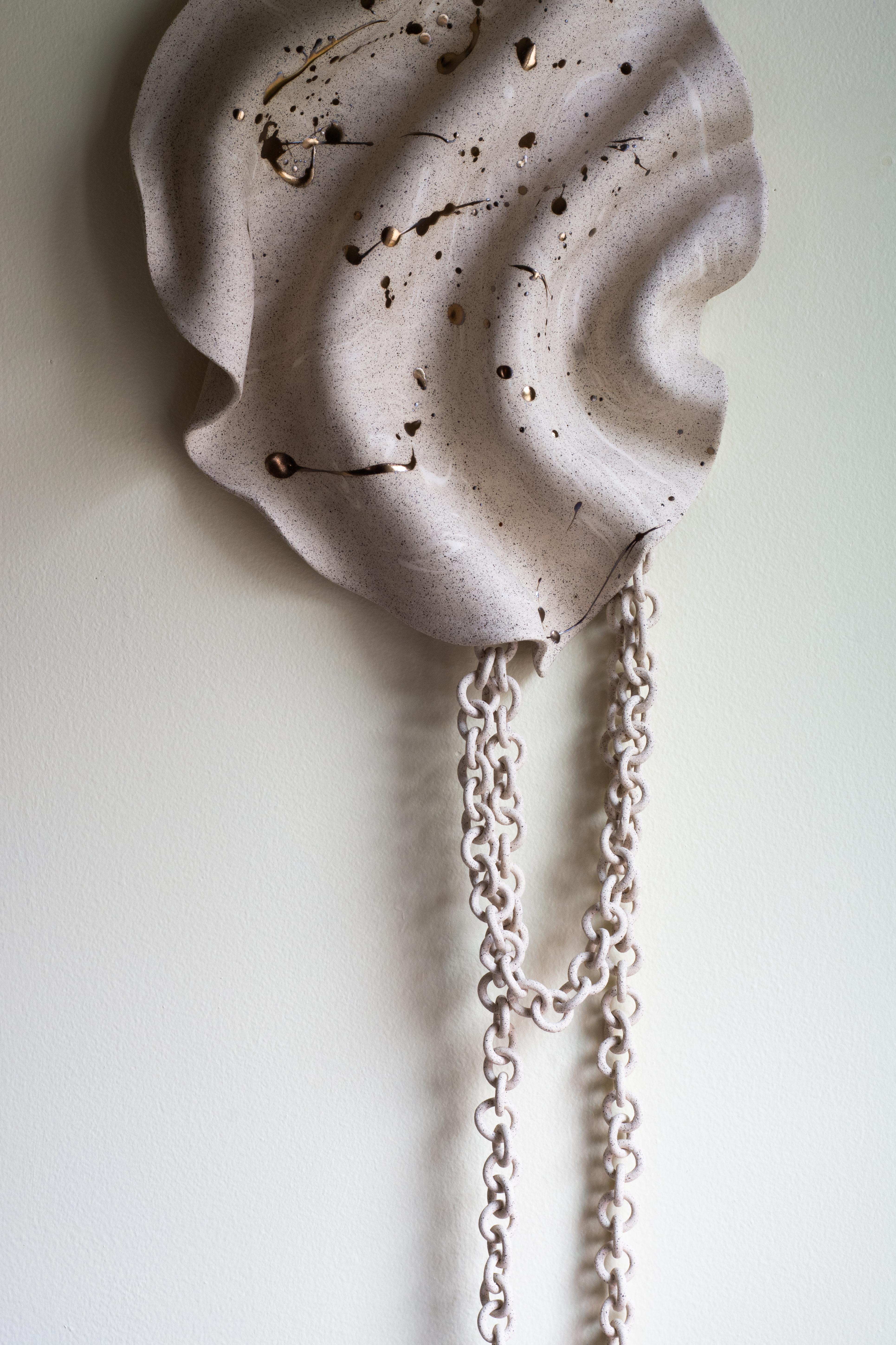 XXI secolo e contemporaneo Scultura da parete a catena in ceramica costiera in vendita