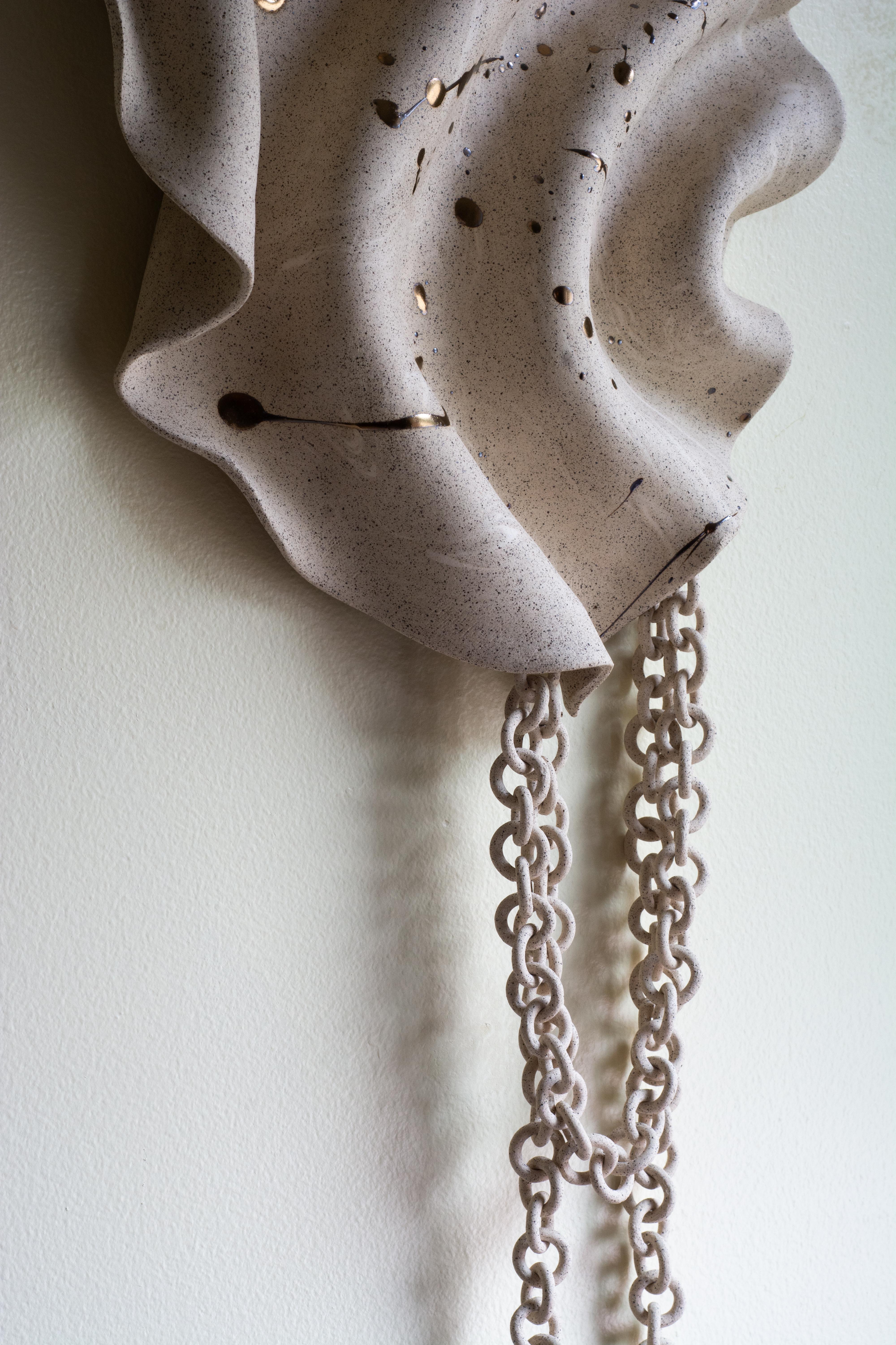 Ceramica Scultura da parete a catena in ceramica costiera in vendita