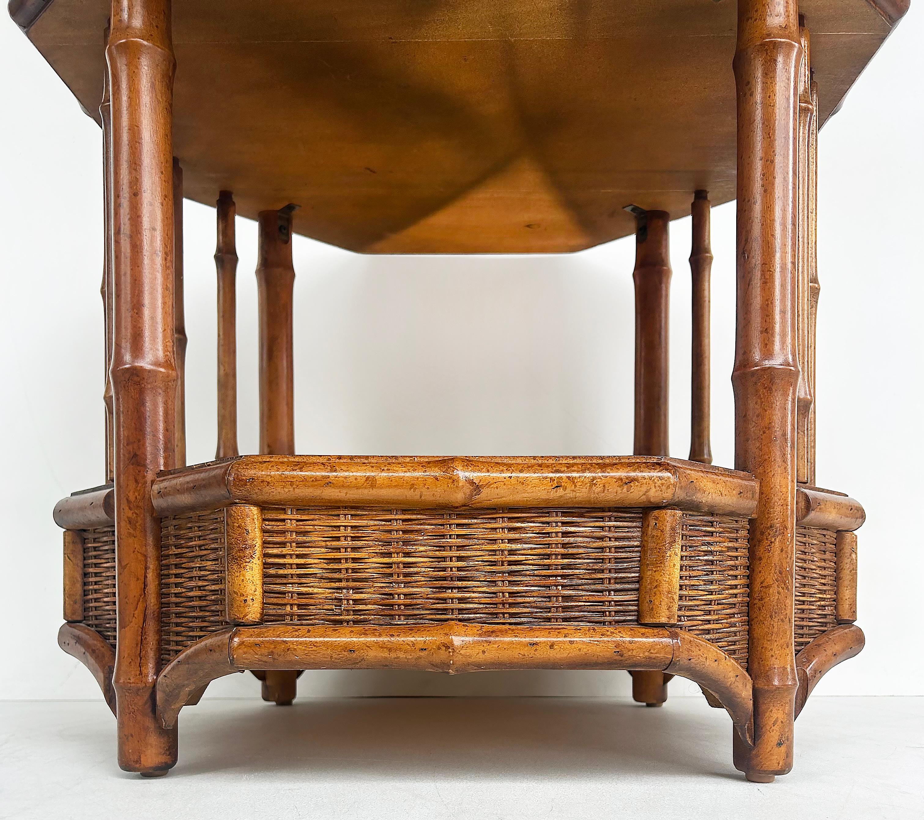 Table d'appoint octogonale Coastal Chic à 2 niveaux en rotin avec plateau en verre en vente 5